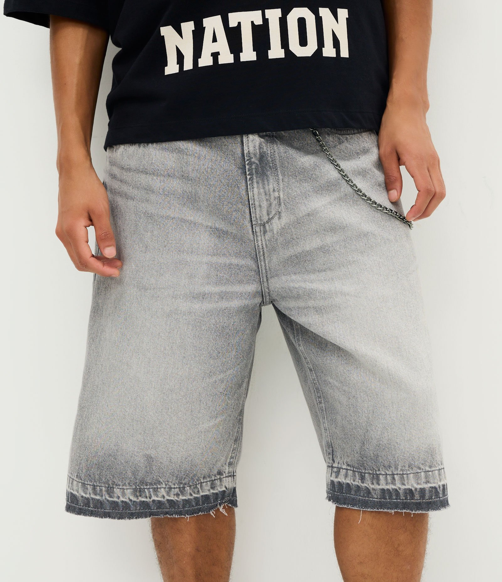 Bermuda Baggy em Jeans com Detalhes de Costura Cinza 4