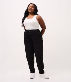 Calça Cenoura Alfaiatada com Cinto e Bolsos Curve e Plus Size