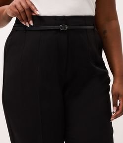 Calça Cenoura Alfaiatada com Cinto e Bolsos Curve e Plus Size