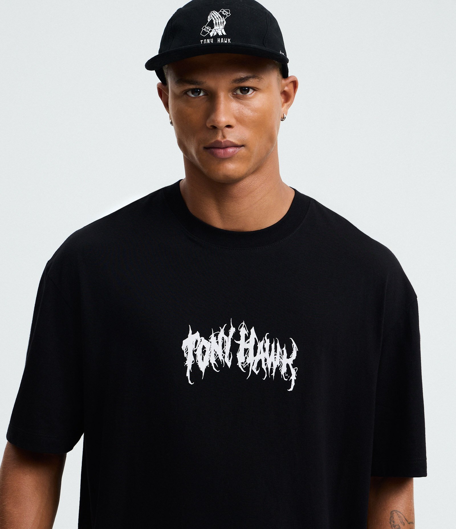 Camiseta Relaxed com Estampa Tony Hawk Preto 4