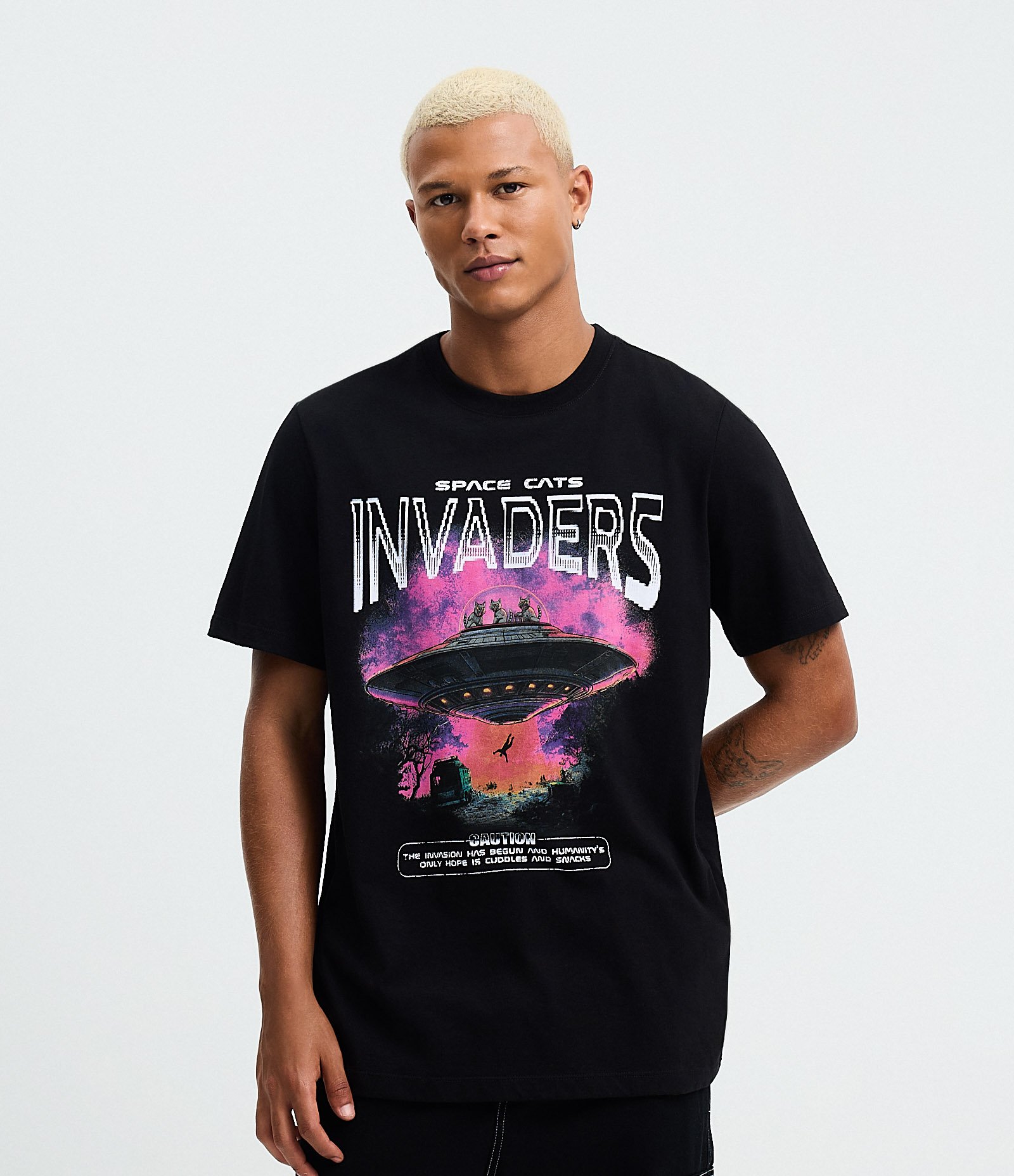 Camiseta Regular em Algodão com Estampa Space Cats Invaders Preto 1