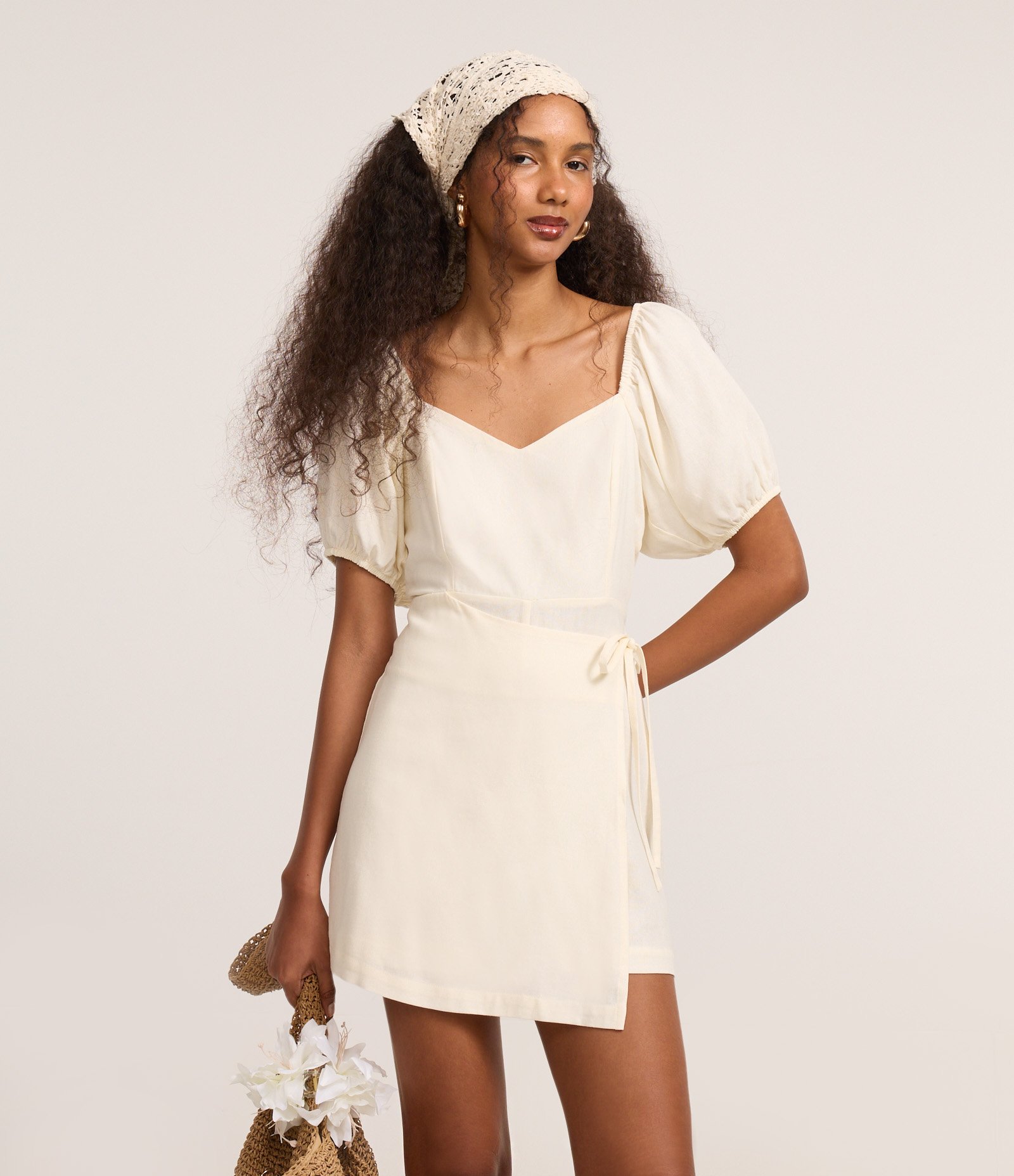 Macaquinho Short Saia em Viscolinho Transpassado e com Amarração Off White 1