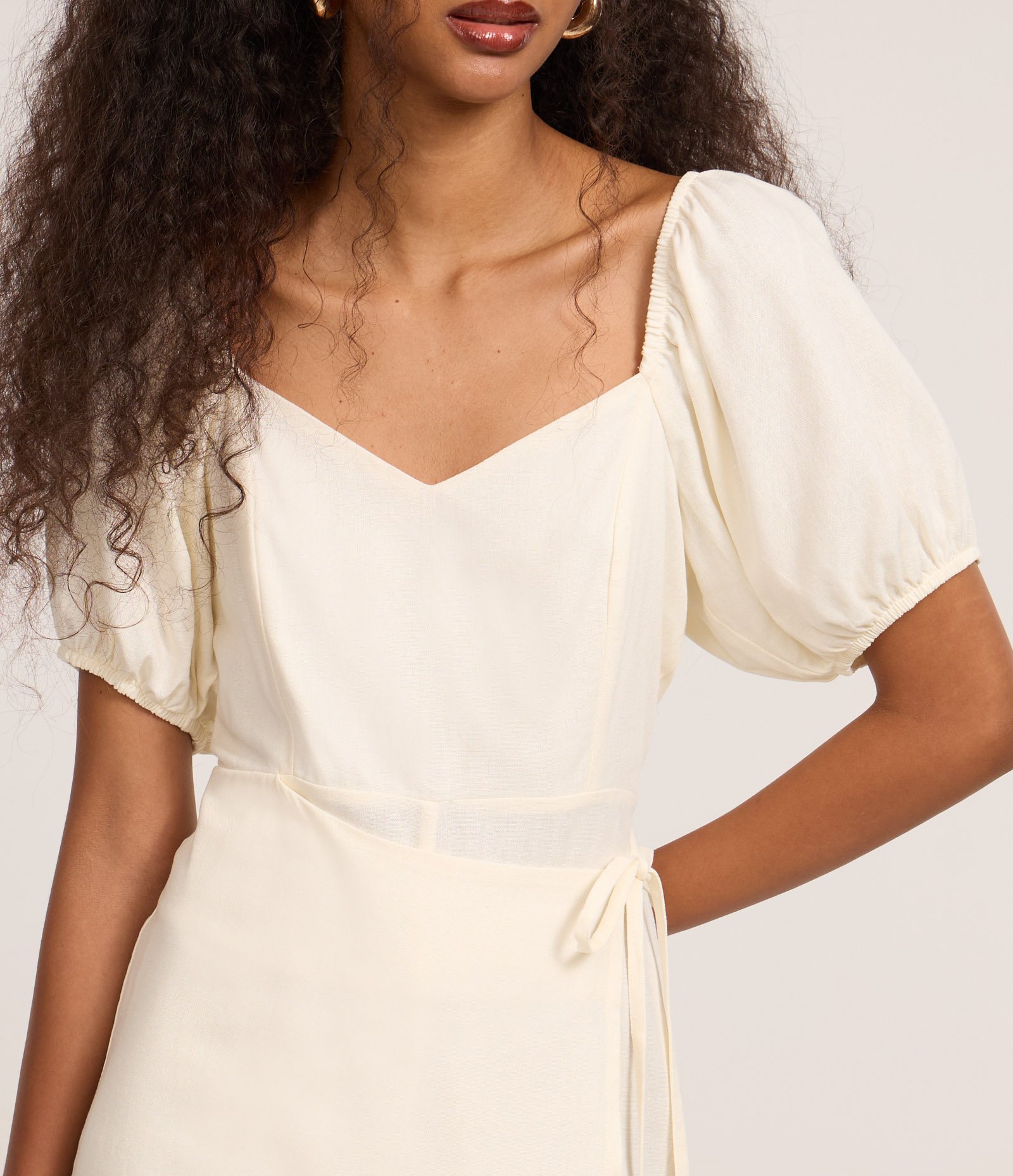 Macaquinho Short Saia em Viscolinho Transpassado e com Amarração Off White 3