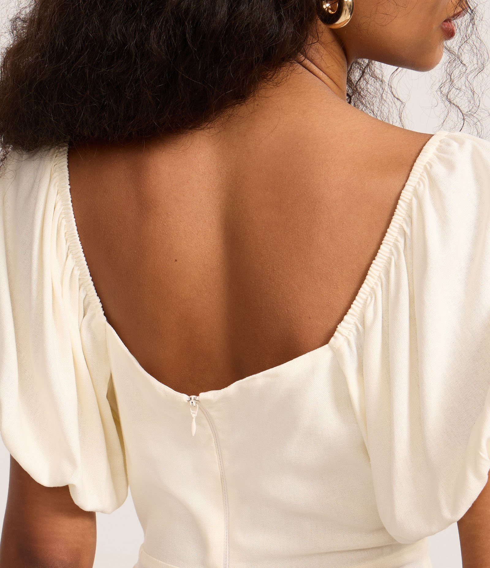 Macaquinho Short Saia em Viscolinho Transpassado e com Amarração Off White 4