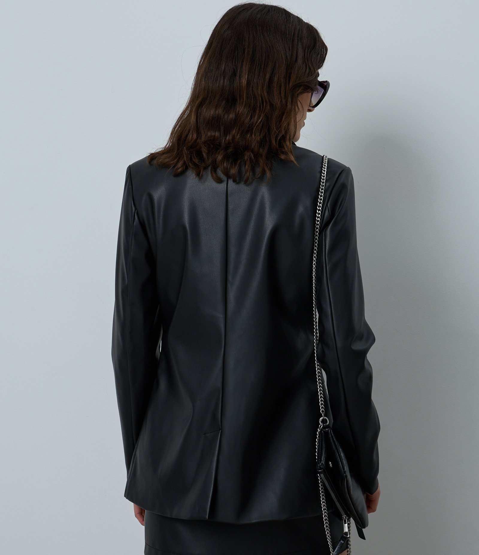 Blazer Alongado em PU com Pregas nas Mangas Preto 4