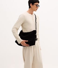 Bolsa Hobo em Couro com Fivelas Metalizadas