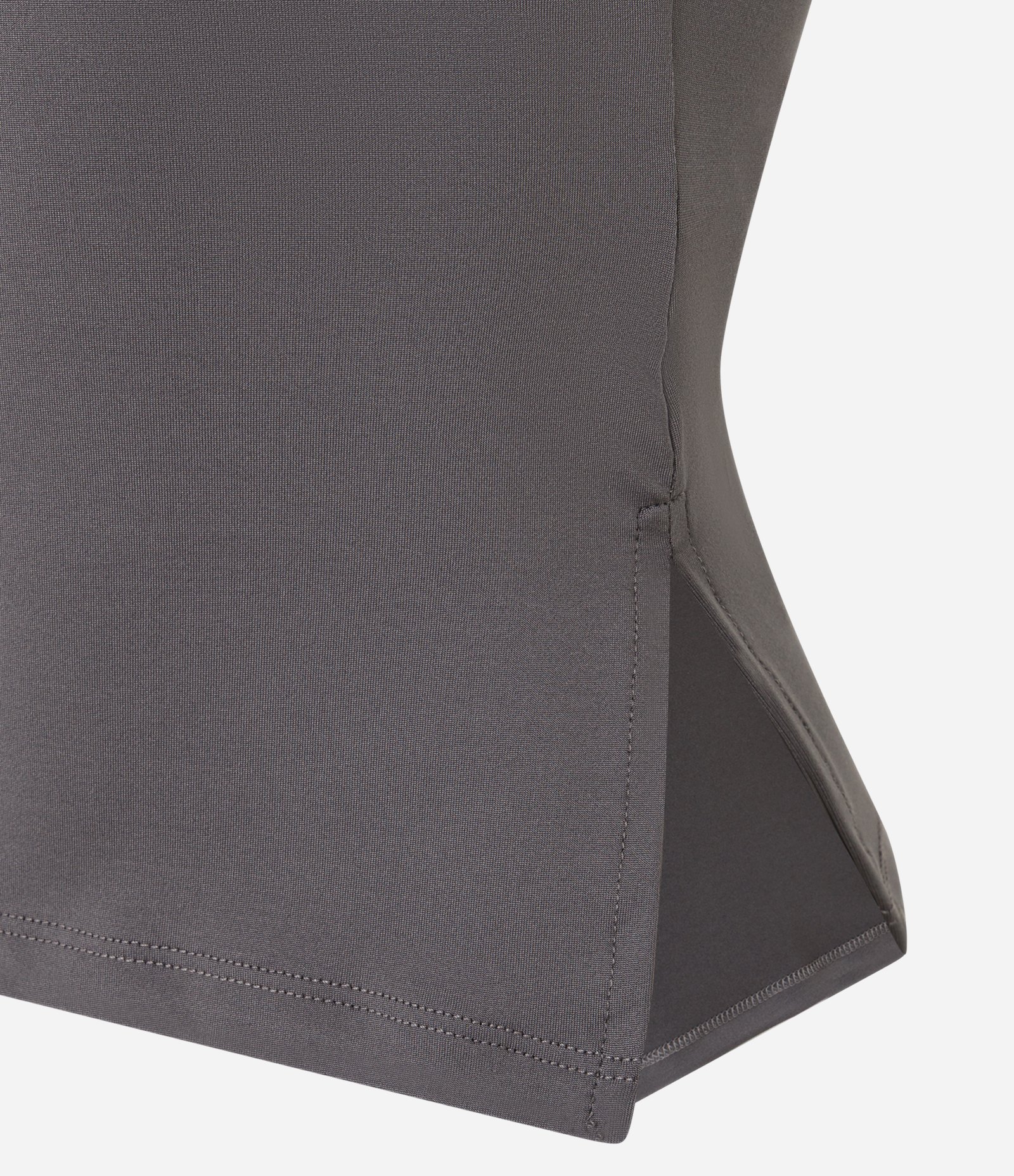 Blusa em Microfibra Tomara que Caia com Fenda Lateral Cinza Escuro 2