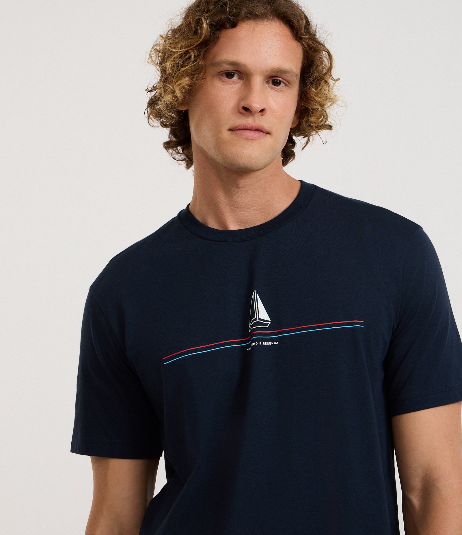 Camiseta Manga Curta com Estampa de Barco e Lettering Azul Escuro 4