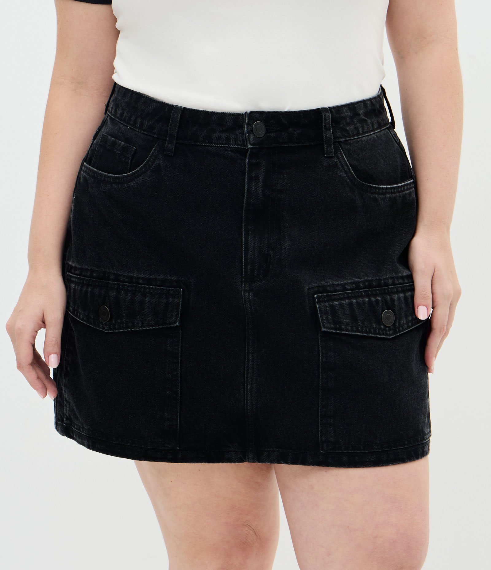 Saia Curta em Jeans com Bolsos Cargo Frontais Curve & Plus Size Preto 2