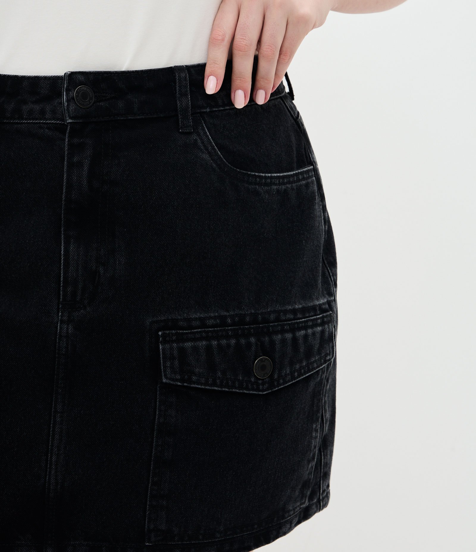 Saia Curta em Jeans com Bolsos Cargo Frontais Curve & Plus Size Preto 3