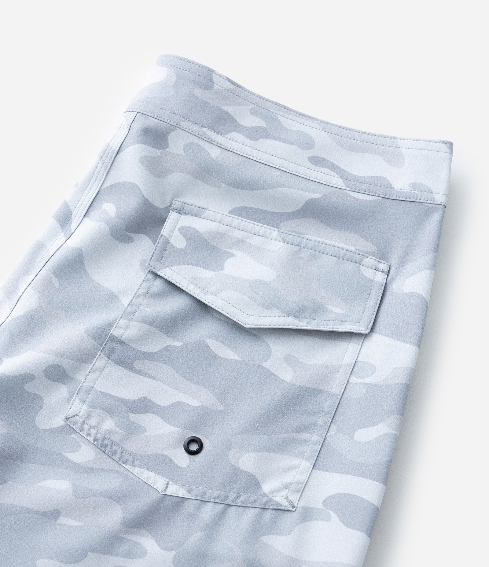 Bermuda em Microfibra com Estampa Camuflada Cinza 8