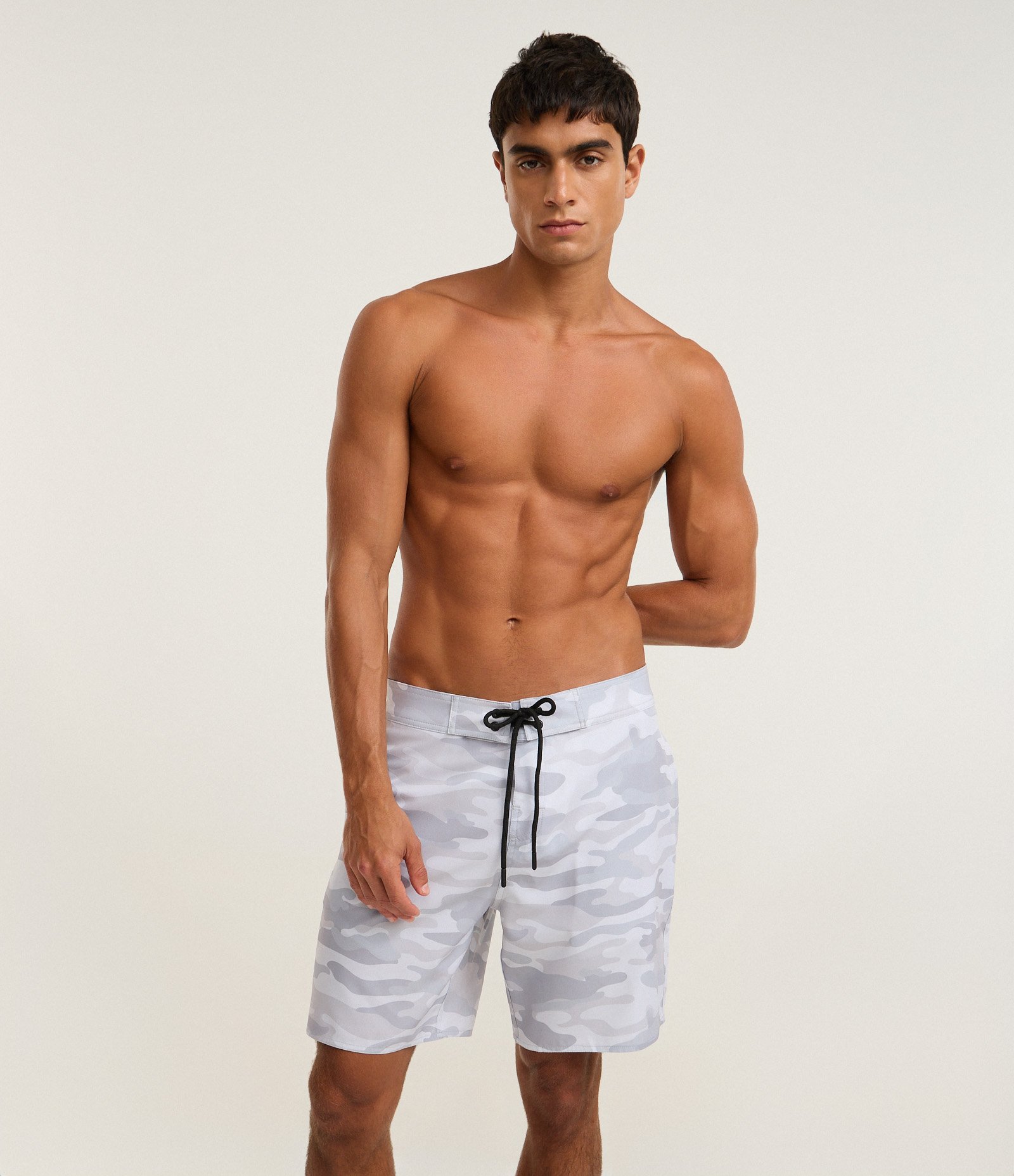 Bermuda em Microfibra com Estampa Camuflada Cinza 1