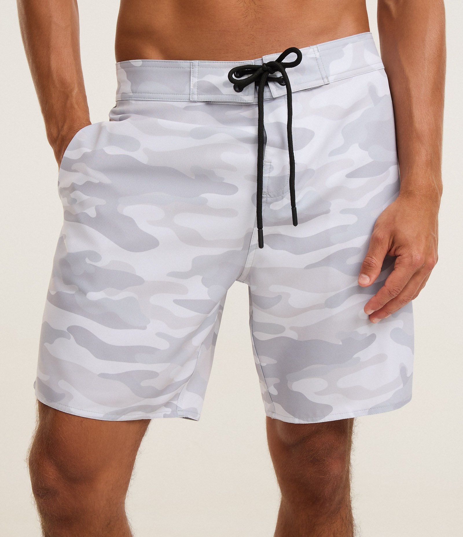 Bermuda em Microfibra com Estampa Camuflada Cinza 2