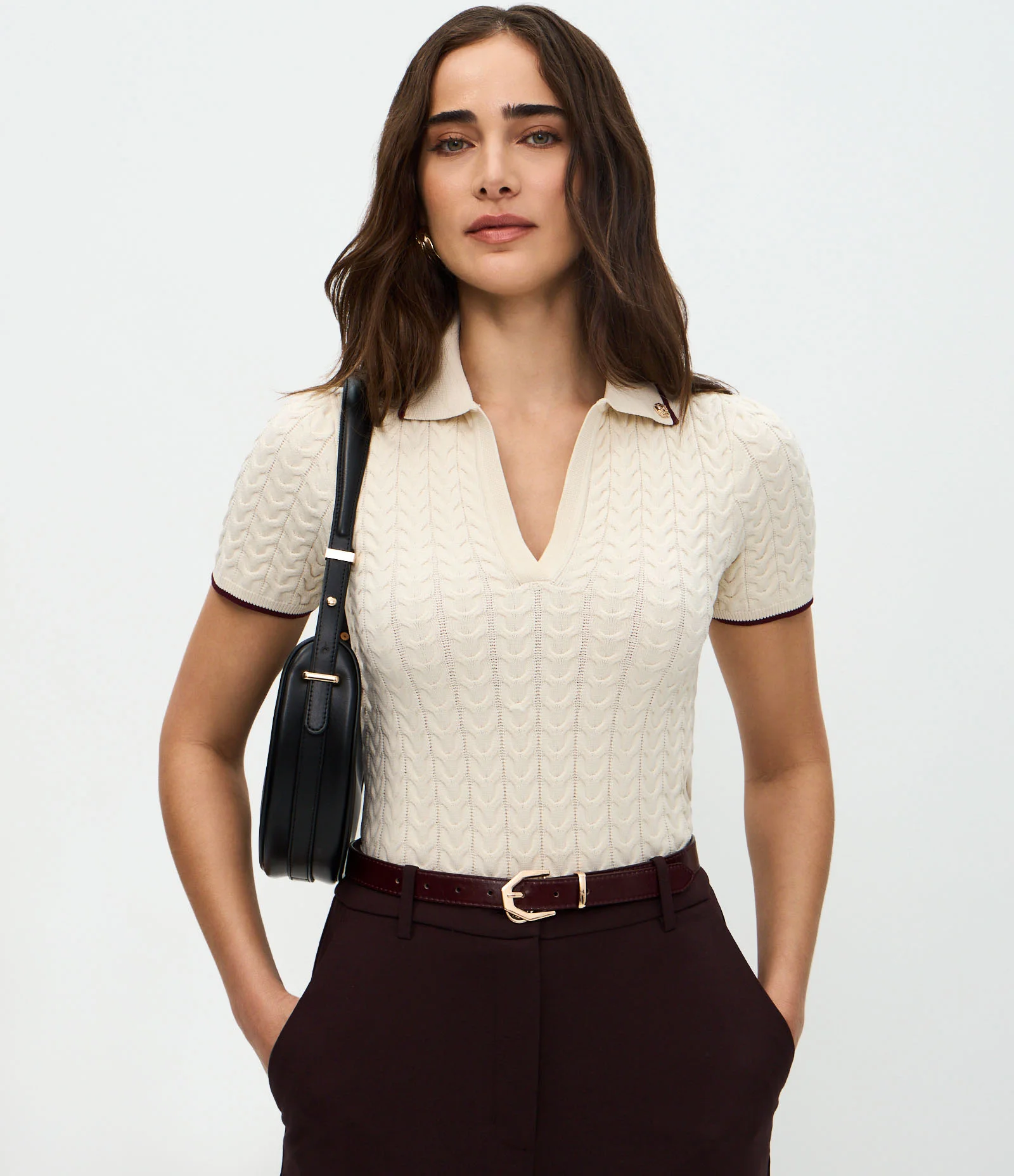 Blusa Feminina Tricô Manga Curta Gola Polo com Broche Bege 1