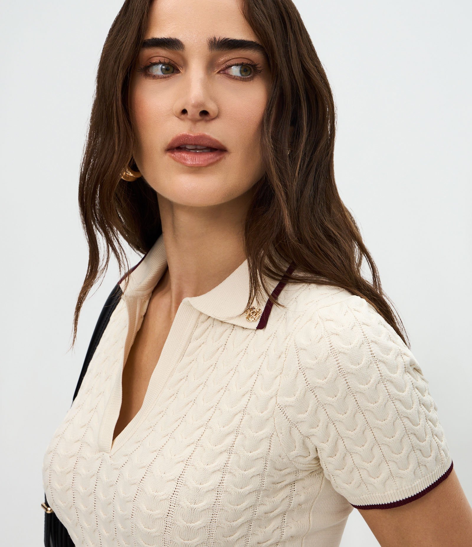Blusa Feminina Tricô Manga Curta Gola Polo com Broche Bege 3