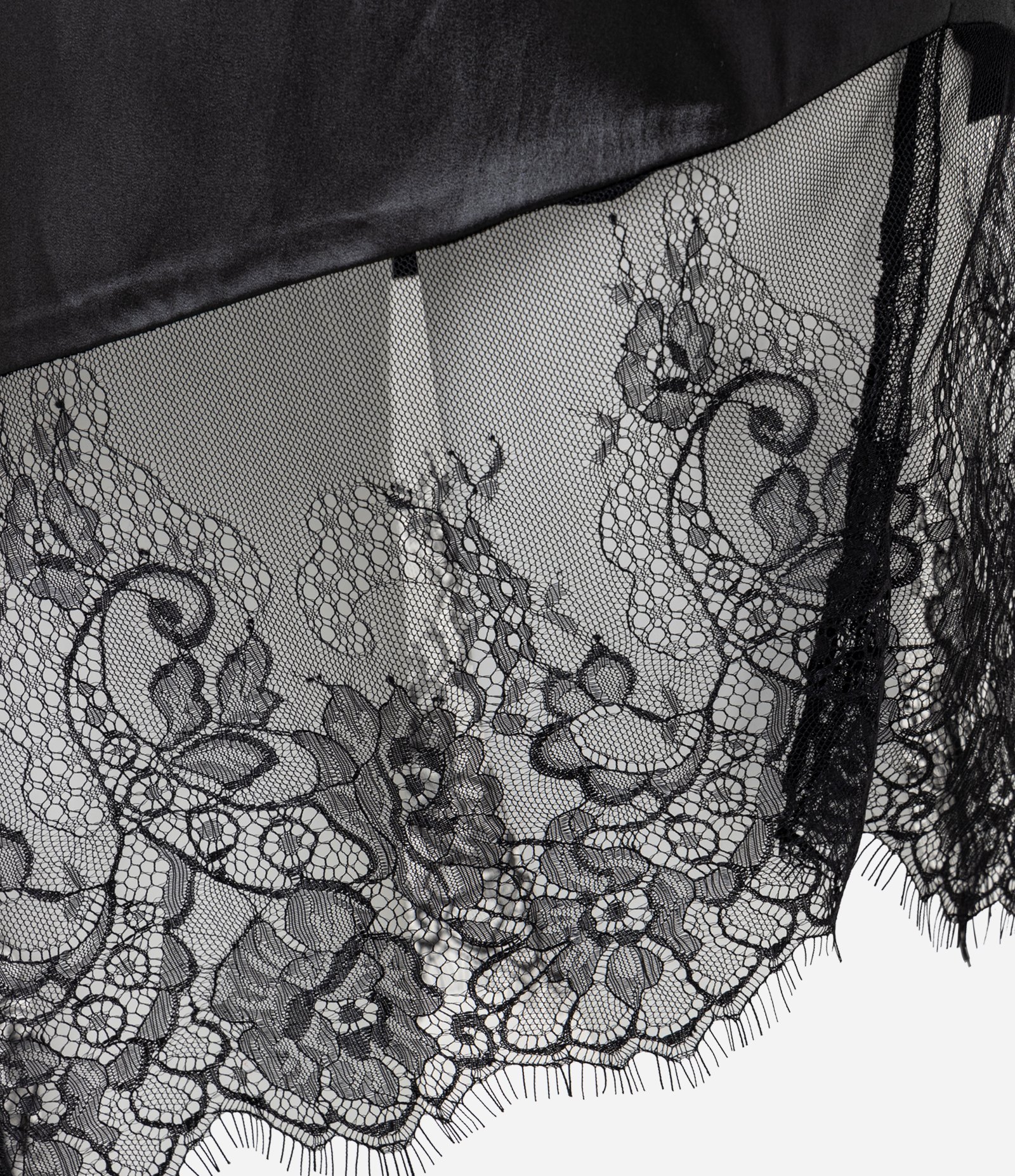 Vestido Midi em Cetim com Alça Fina e Barra de Renda Preto 9