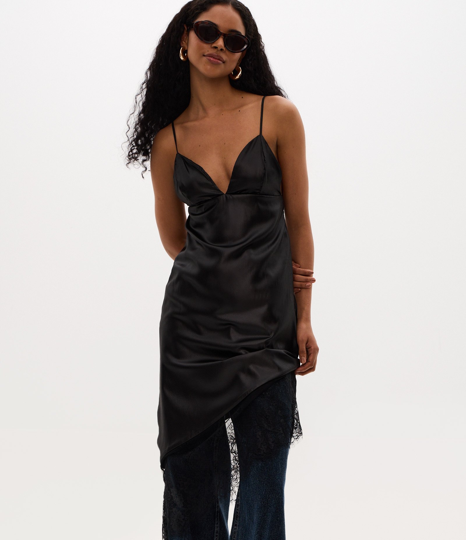 Vestido Midi em Cetim com Alça Fina e Barra de Renda Preto 6