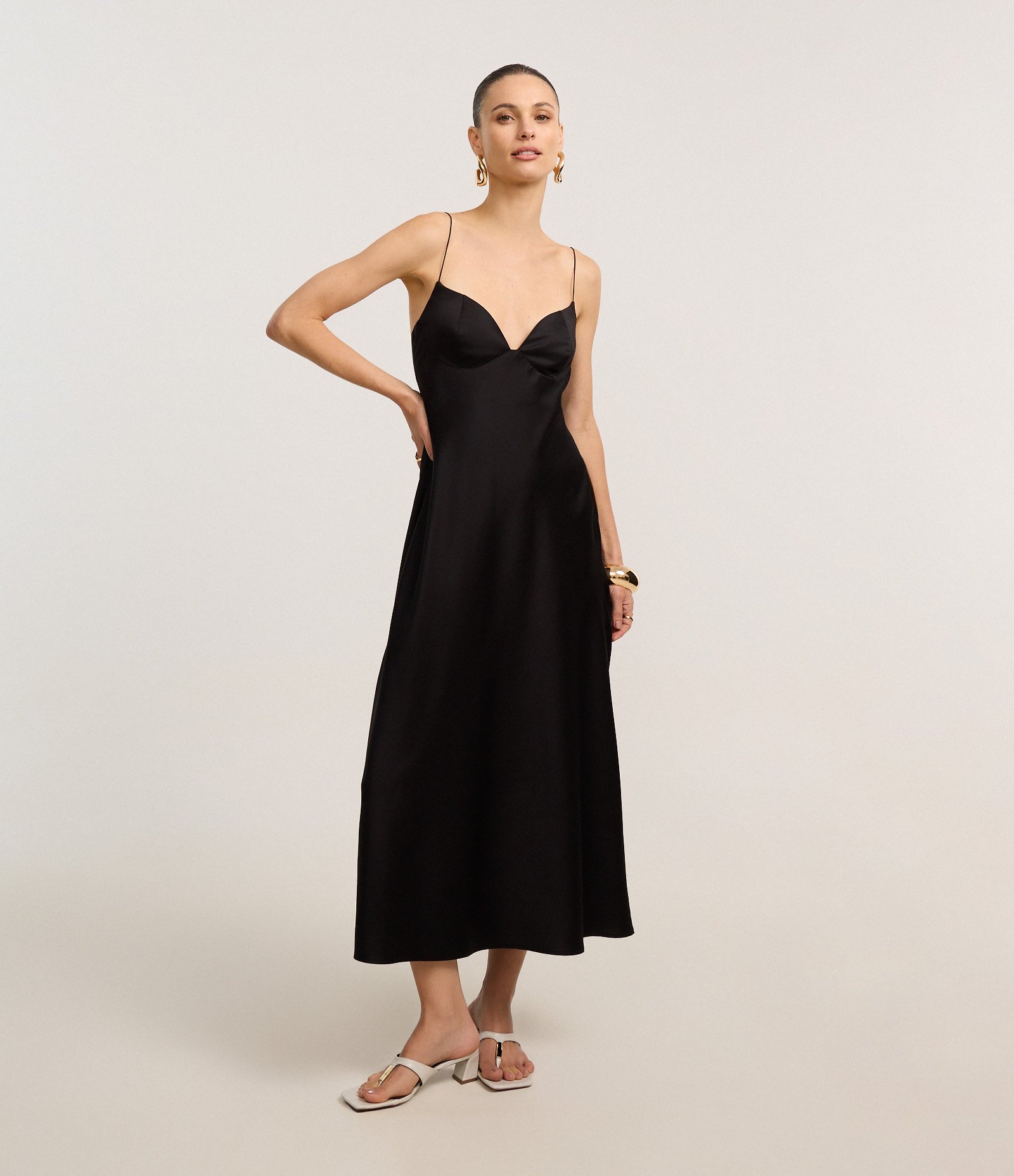 Vestido Long Midi em Cetim com Decote Coração Preto 3