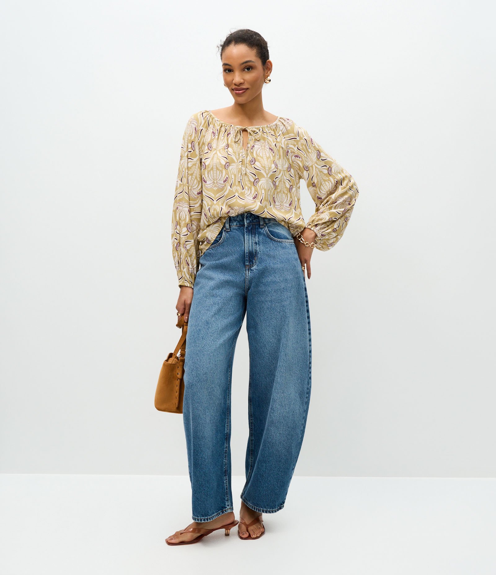 Blusa Feminina Manga Longa Ícones em Repetição com Amarração Bege 2