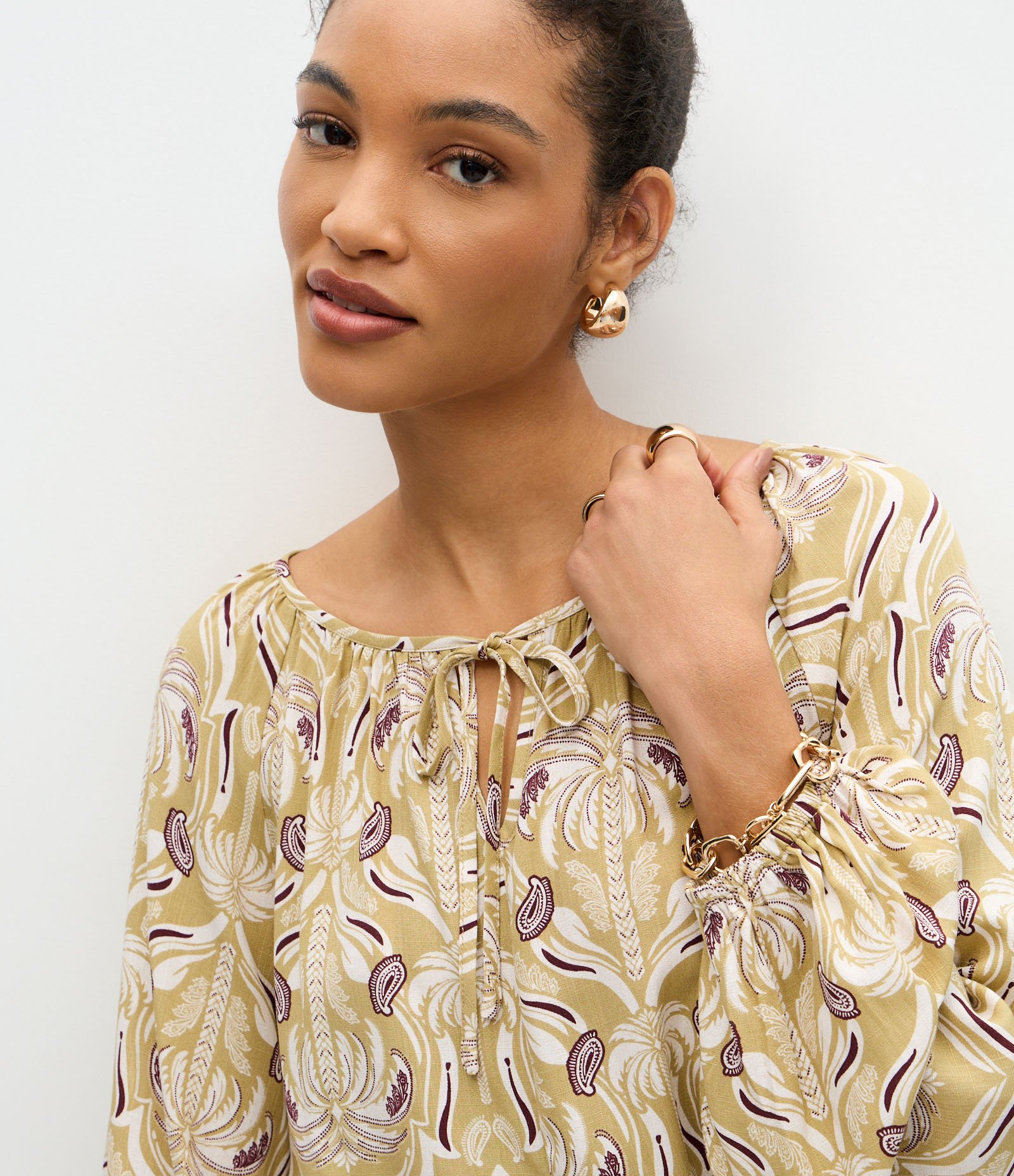 Blusa Feminina Manga Longa Ícones em Repetição com Amarração Bege 3