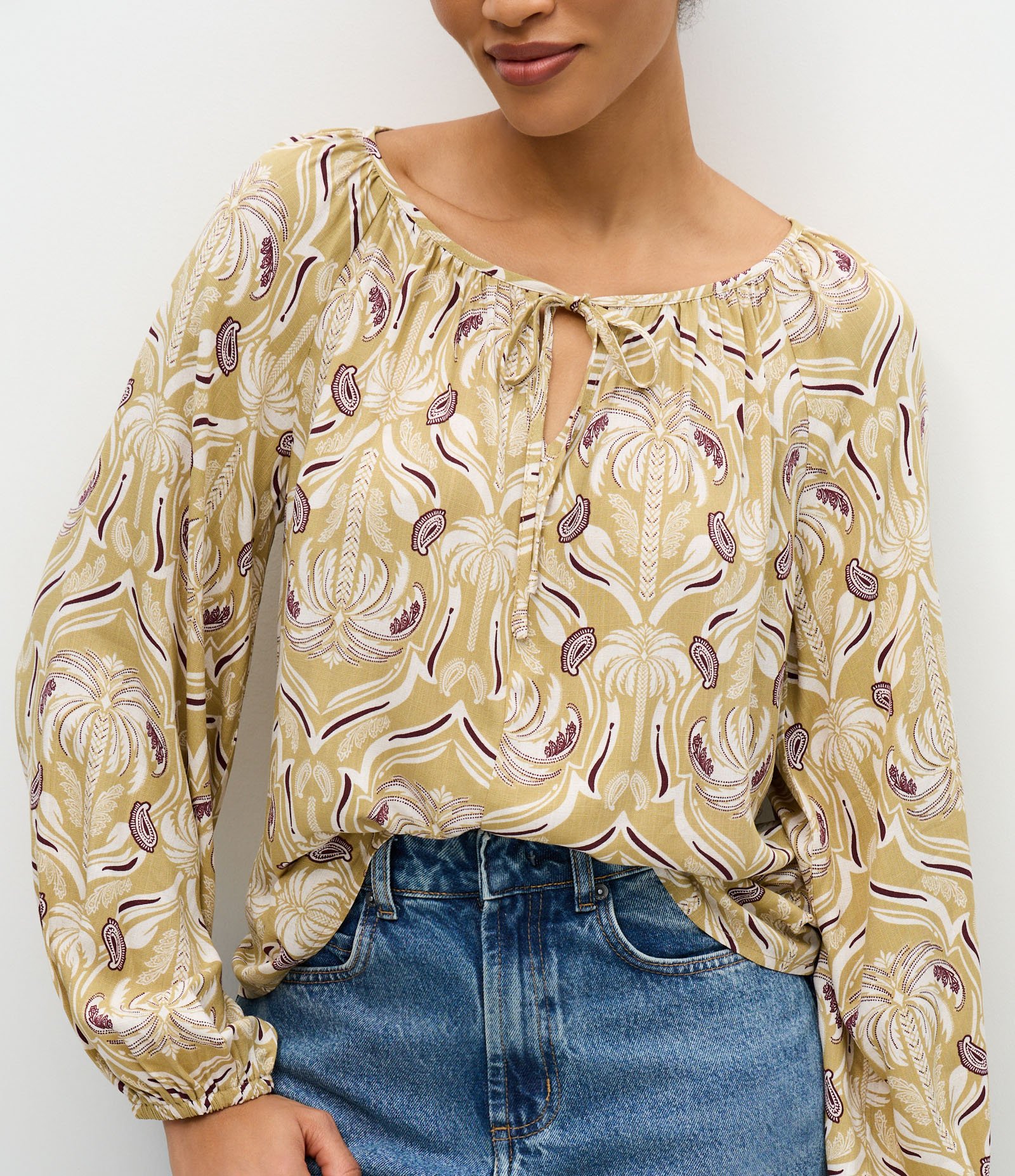 Blusa Feminina Manga Longa Ícones em Repetição com Amarração Bege 4