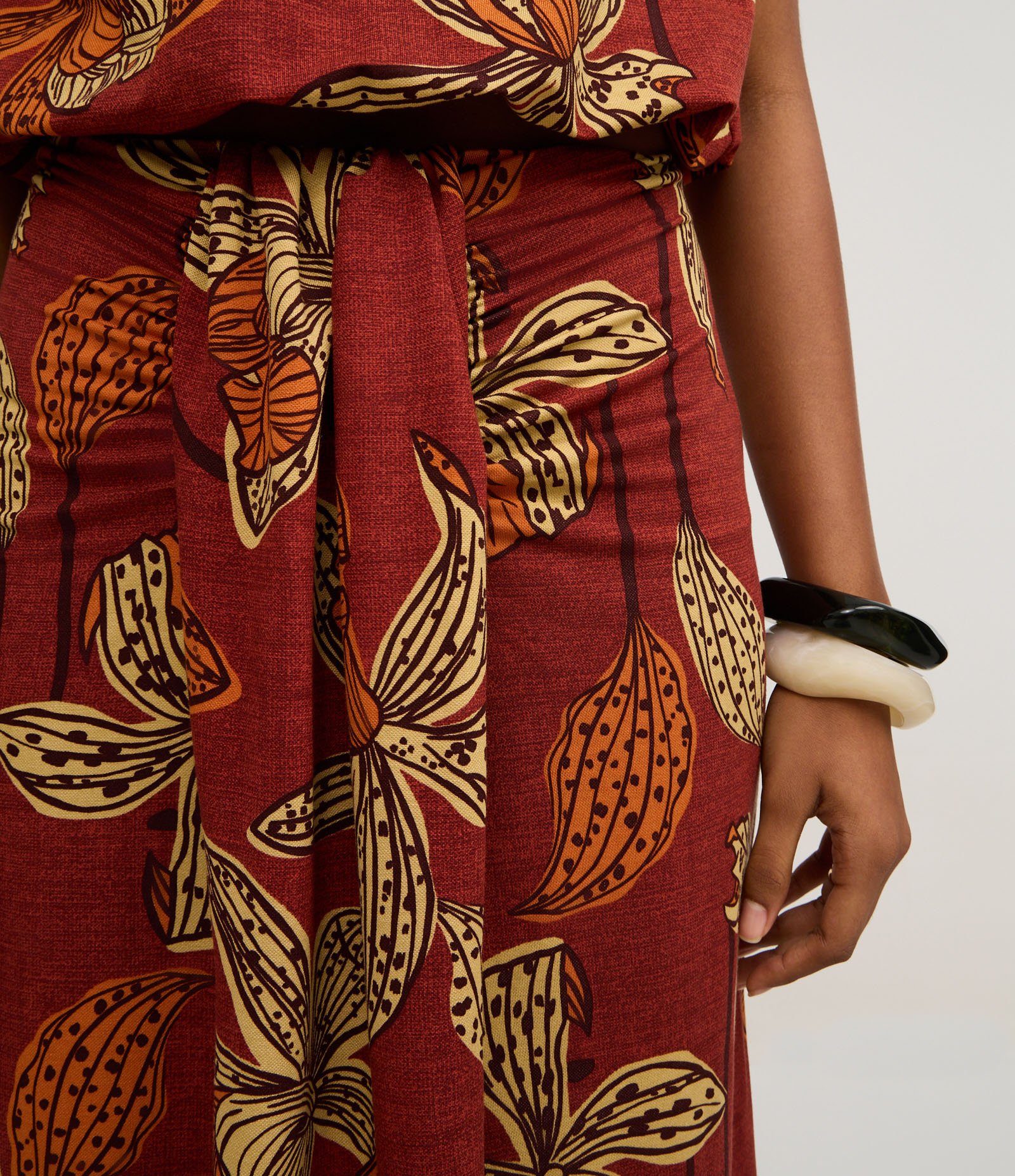 Saia Longa em Piquet Floral com Torção Frontal Chili Oil 4