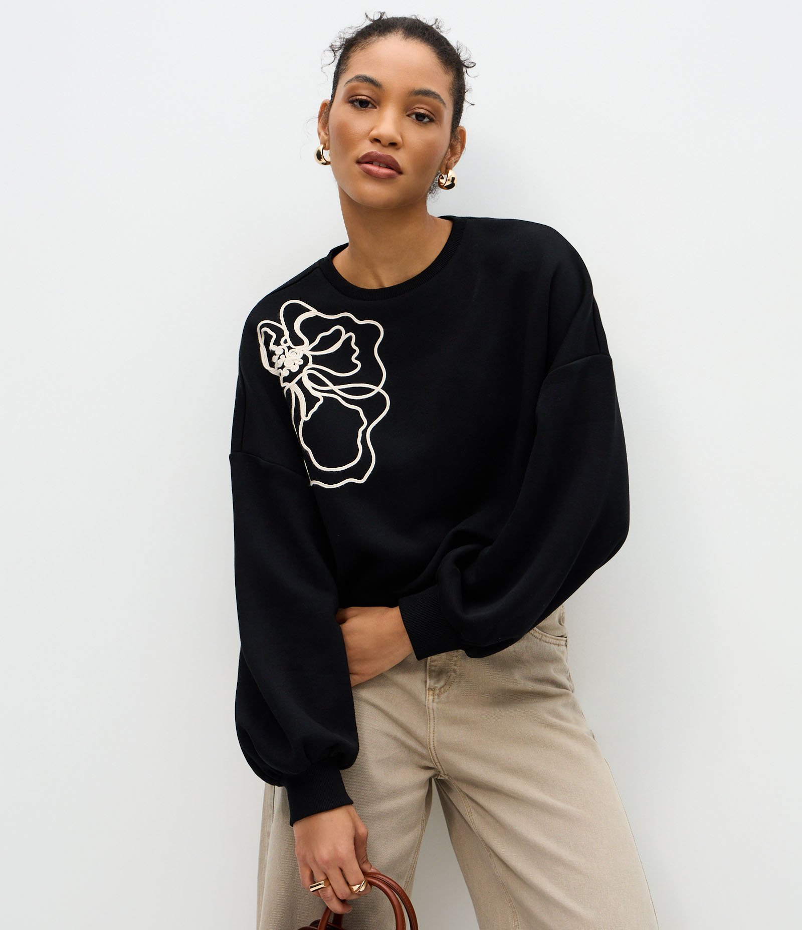 Blusão Moletom Sem Felpa com Bordado de Flor Preto 1