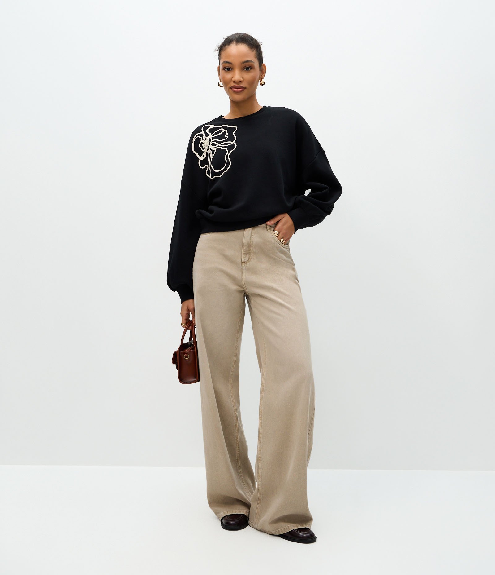 Blusão Moletom Sem Felpa com Bordado de Flor Preto 2