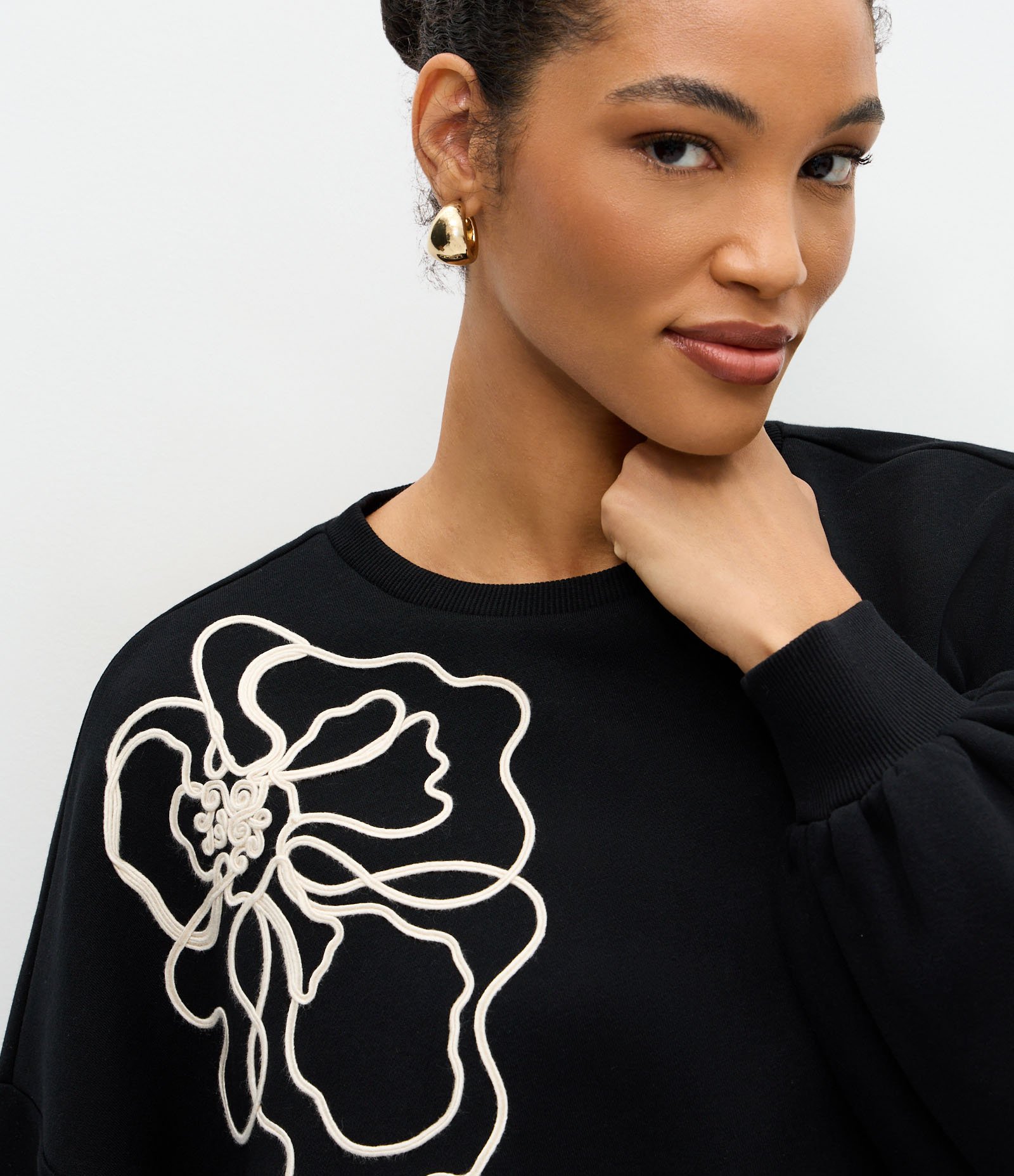 Blusão Moletom Sem Felpa com Bordado de Flor Preto 3