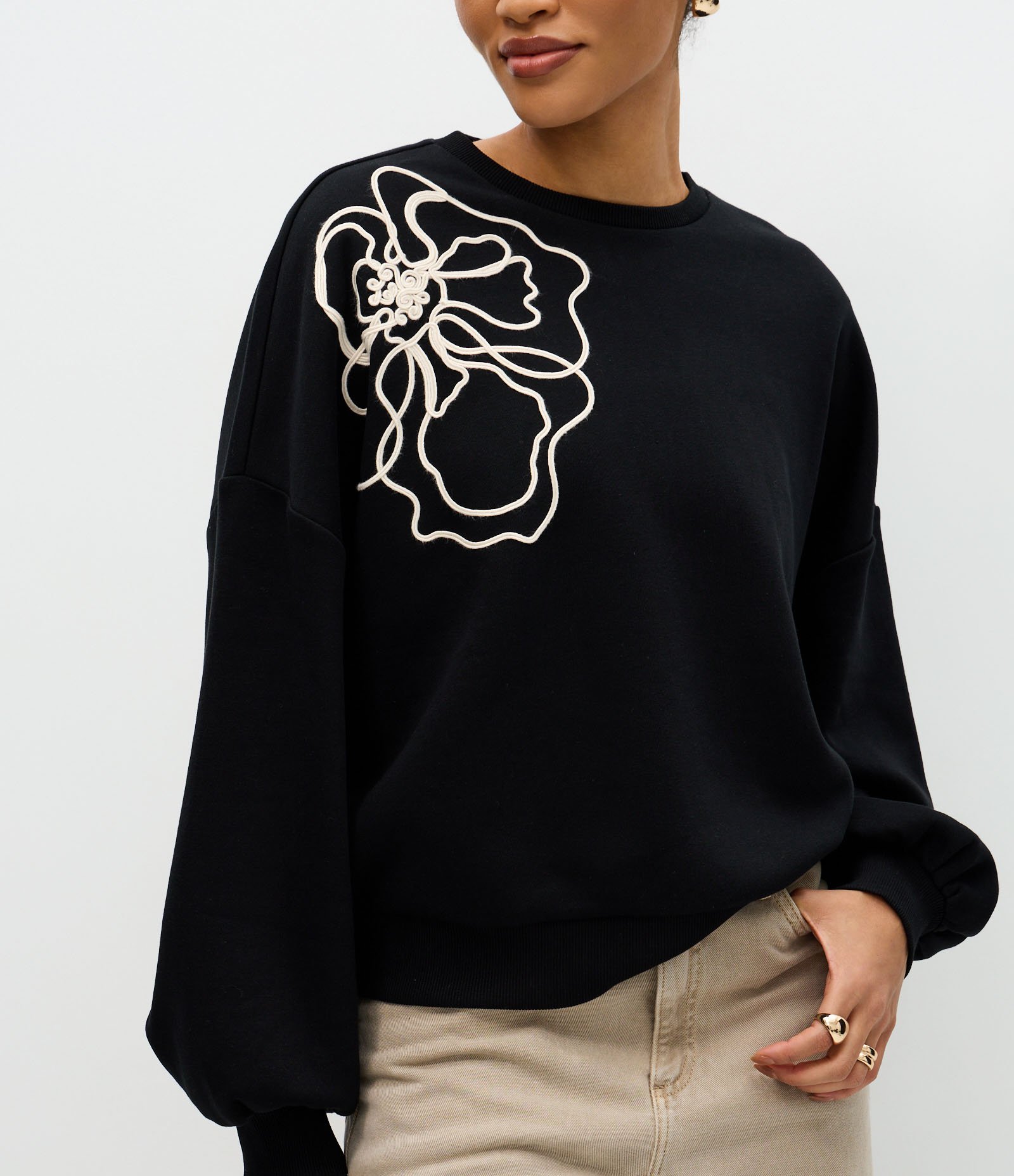 Blusão Moletom Sem Felpa com Bordado de Flor Preto 4