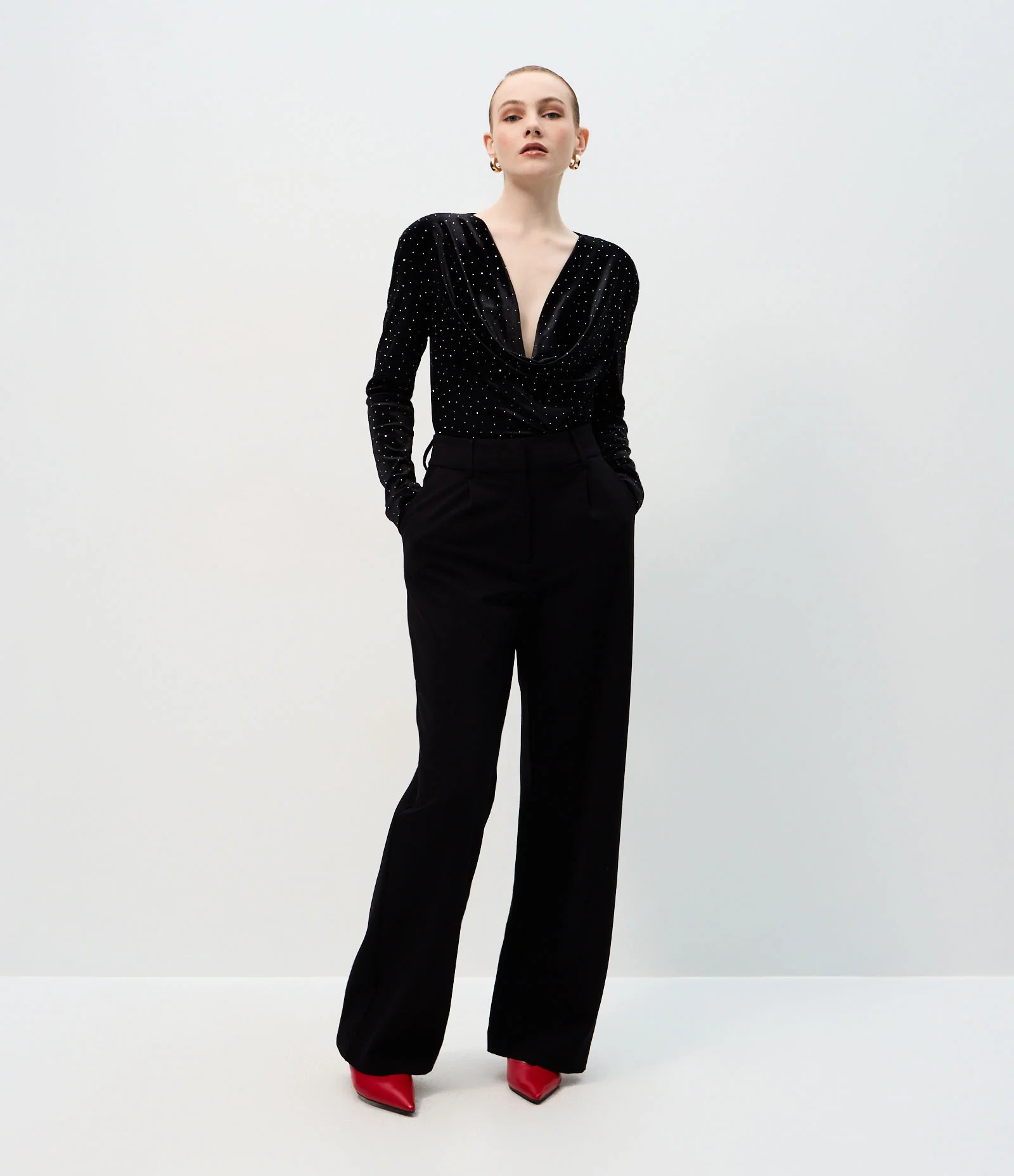 Blusa em Veludo com Aplicação Mini Pedrarias Preto 2