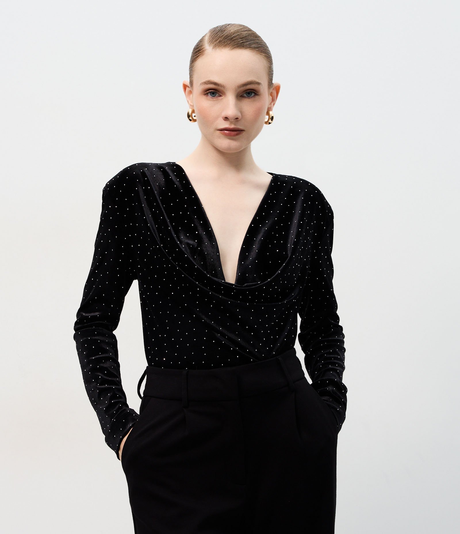 Blusa em Veludo com Aplicação Mini Pedrarias Preto 3