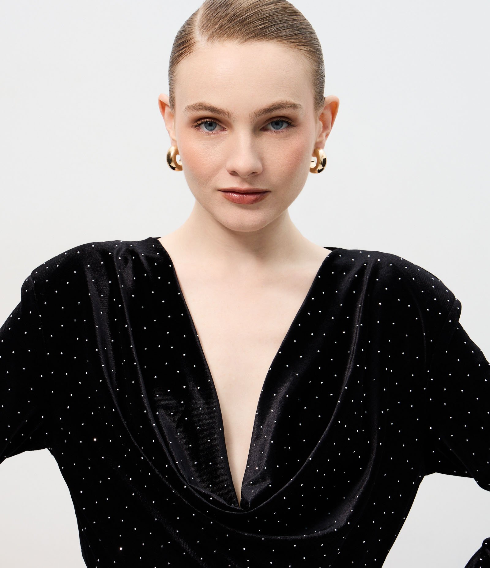 Blusa em Veludo com Aplicação Mini Pedrarias Preto 4