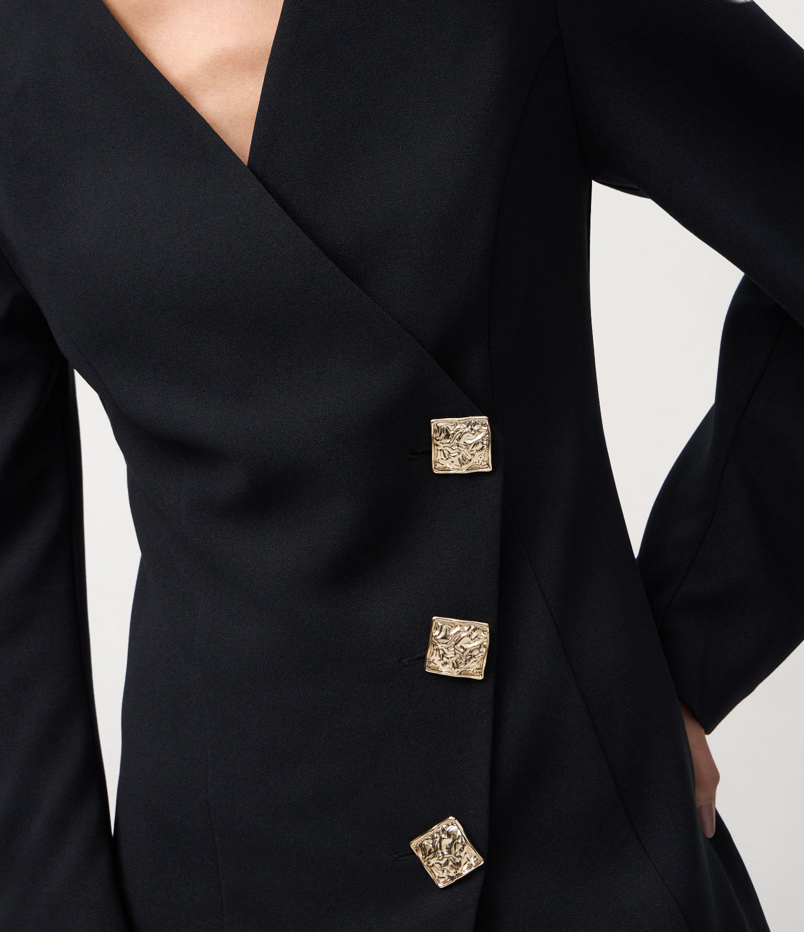 Vestido Curto em Crepe com Manga Ampla e Botões Quadrados Preto 4