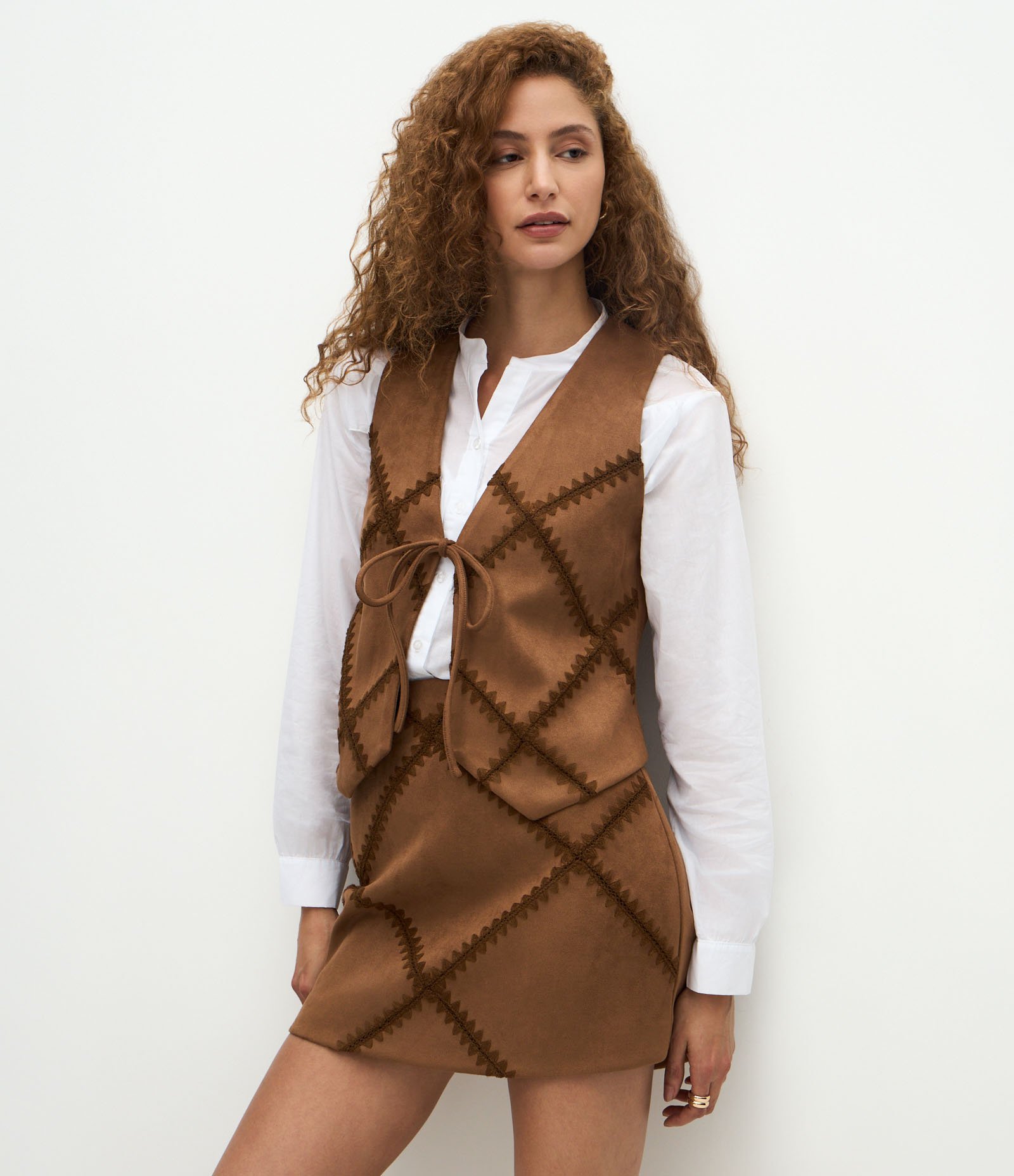 Saia Curta em Suede com Bordado Marrom 2