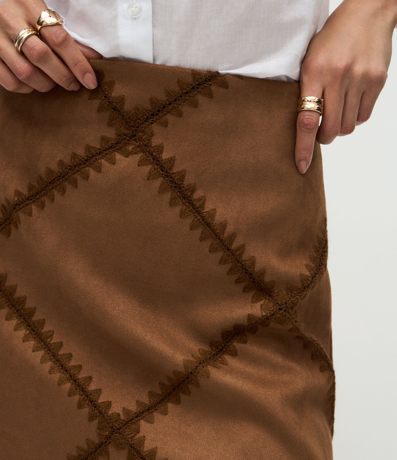 Saia Curta em Suede com Bordado Marrom 4