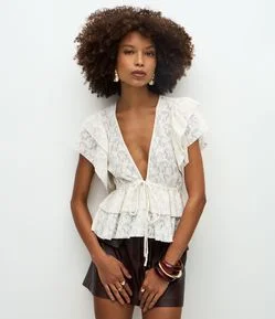 Blusa Texturizada em Renda com Babados e Amarração Frontal