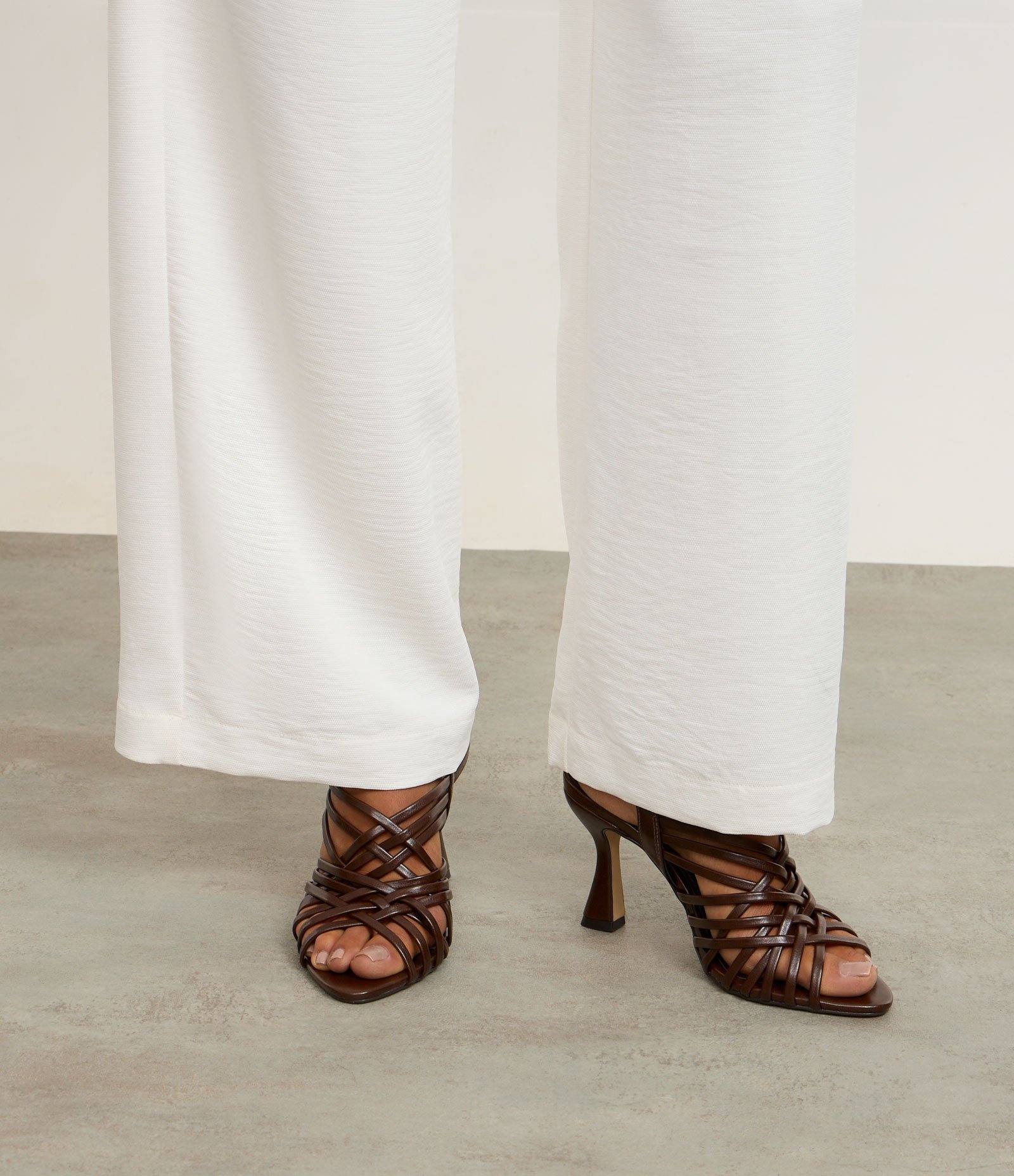 Sandália em PU com Cabedal de Tiras Entrelaçadas Marrom 6