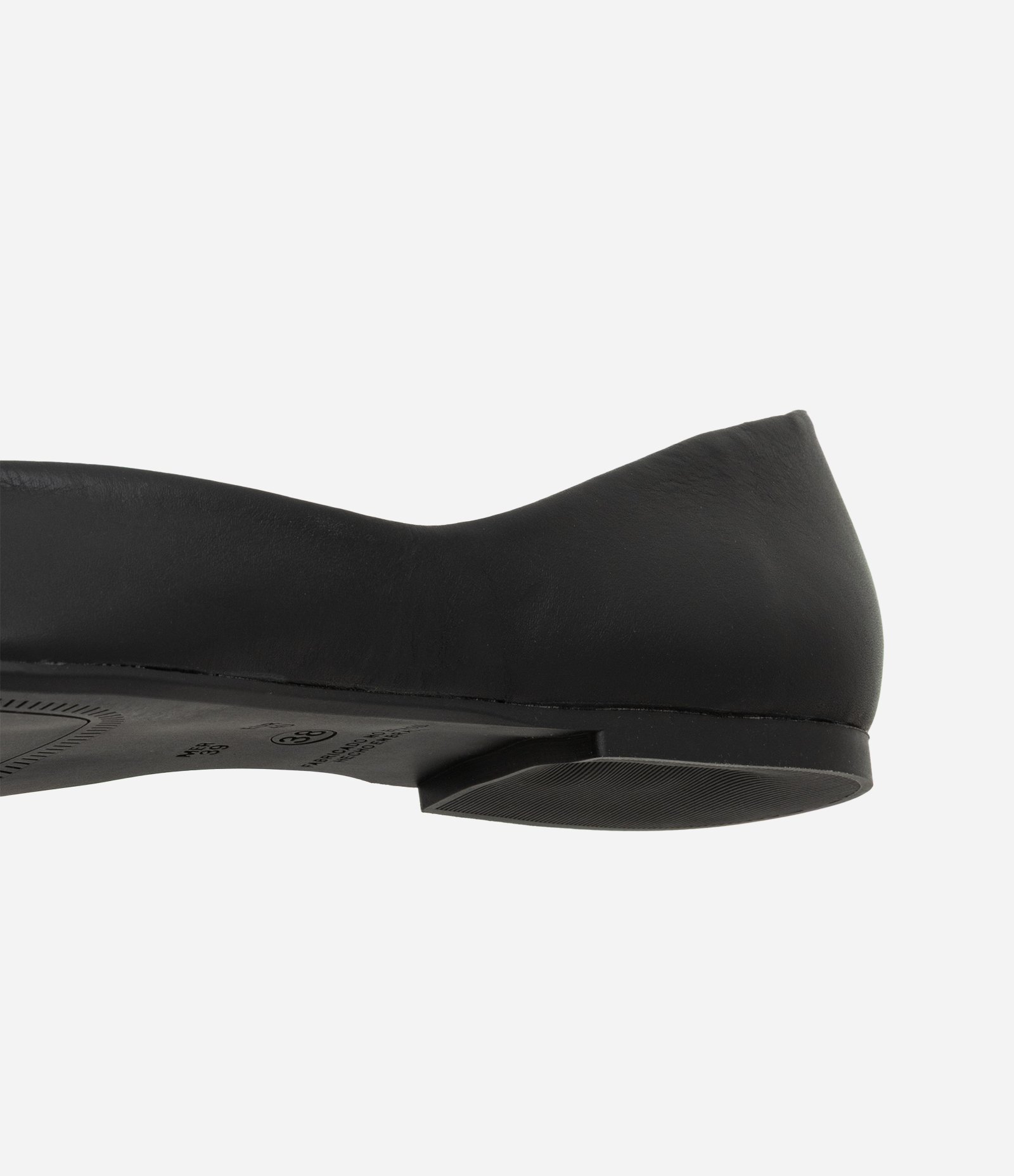 Sapatilha em Couro com Bico Fino Preto 3