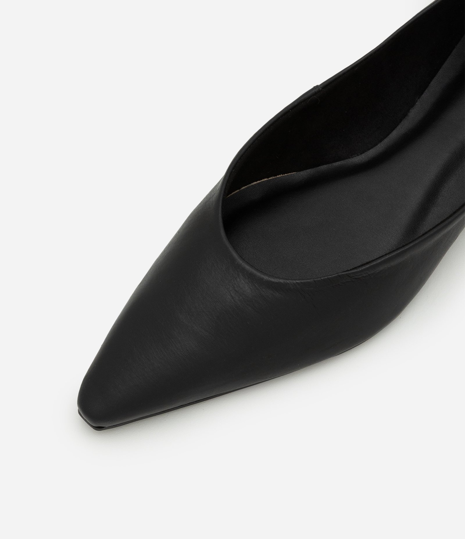 Sapatilha em Couro com Bico Fino Preto 4
