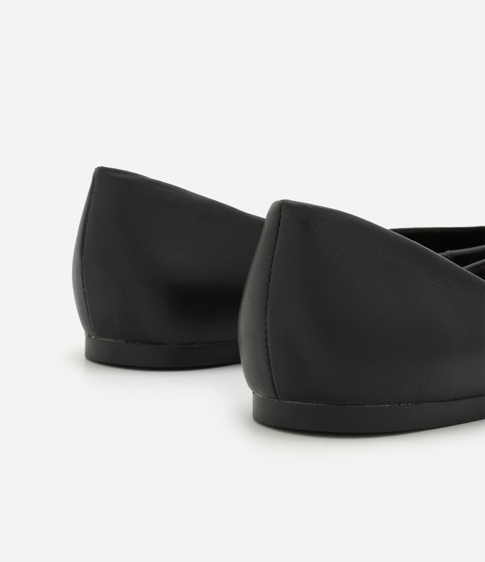 Sapatilha em Couro com Bico Fino Preto 5