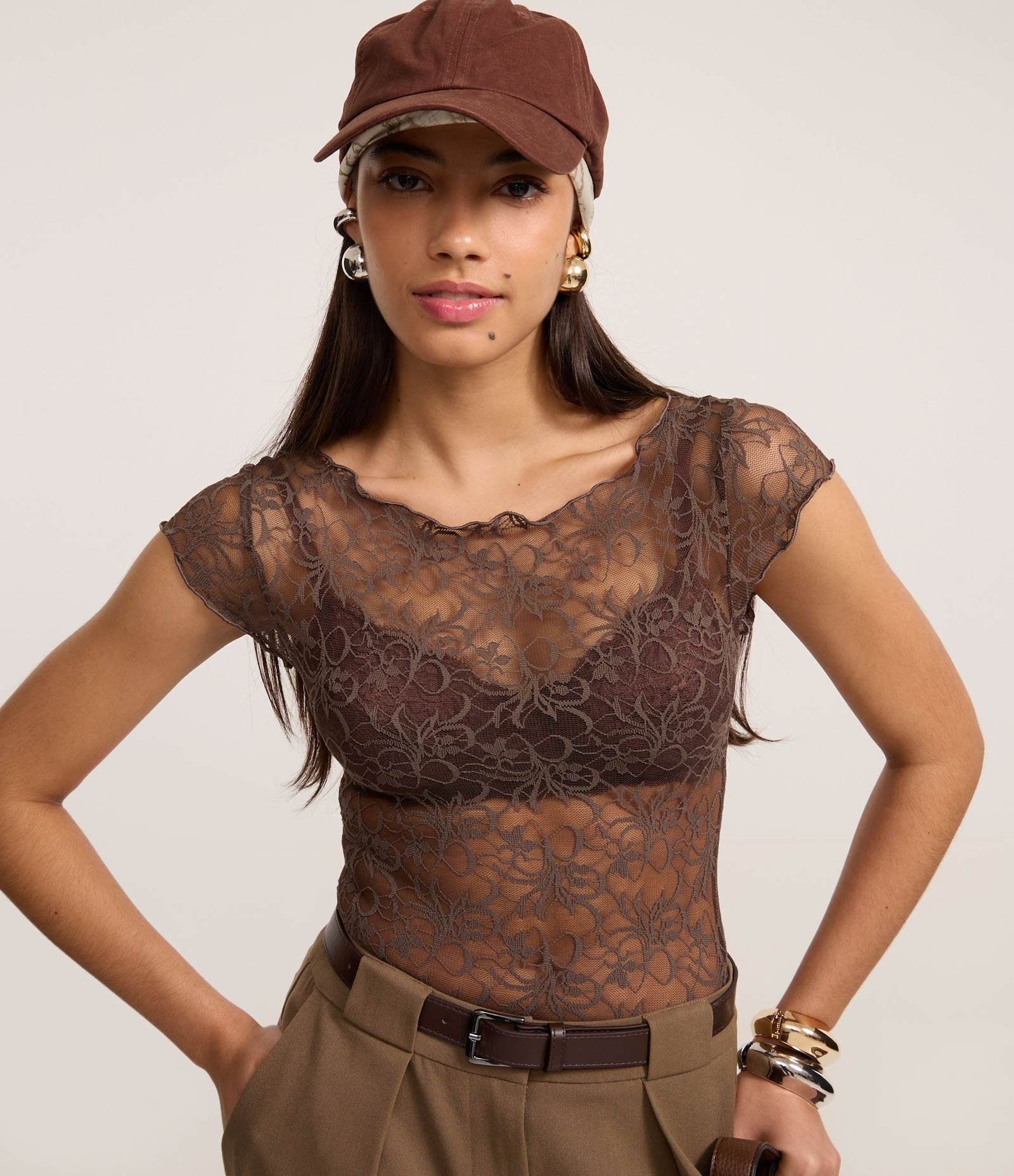 Body em Renda com Frufrus e Textura Floral Marrom 1