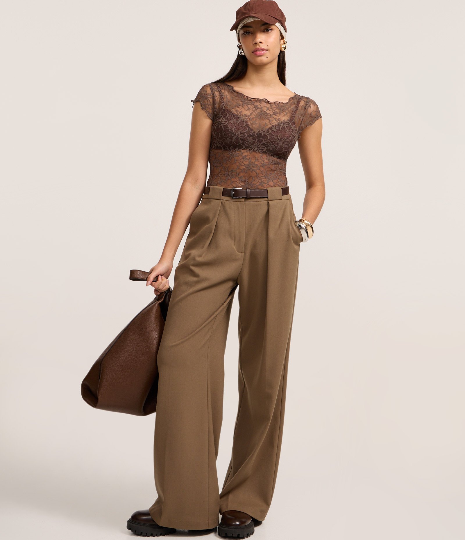 Body em Renda com Frufrus e Textura Floral Marrom 2