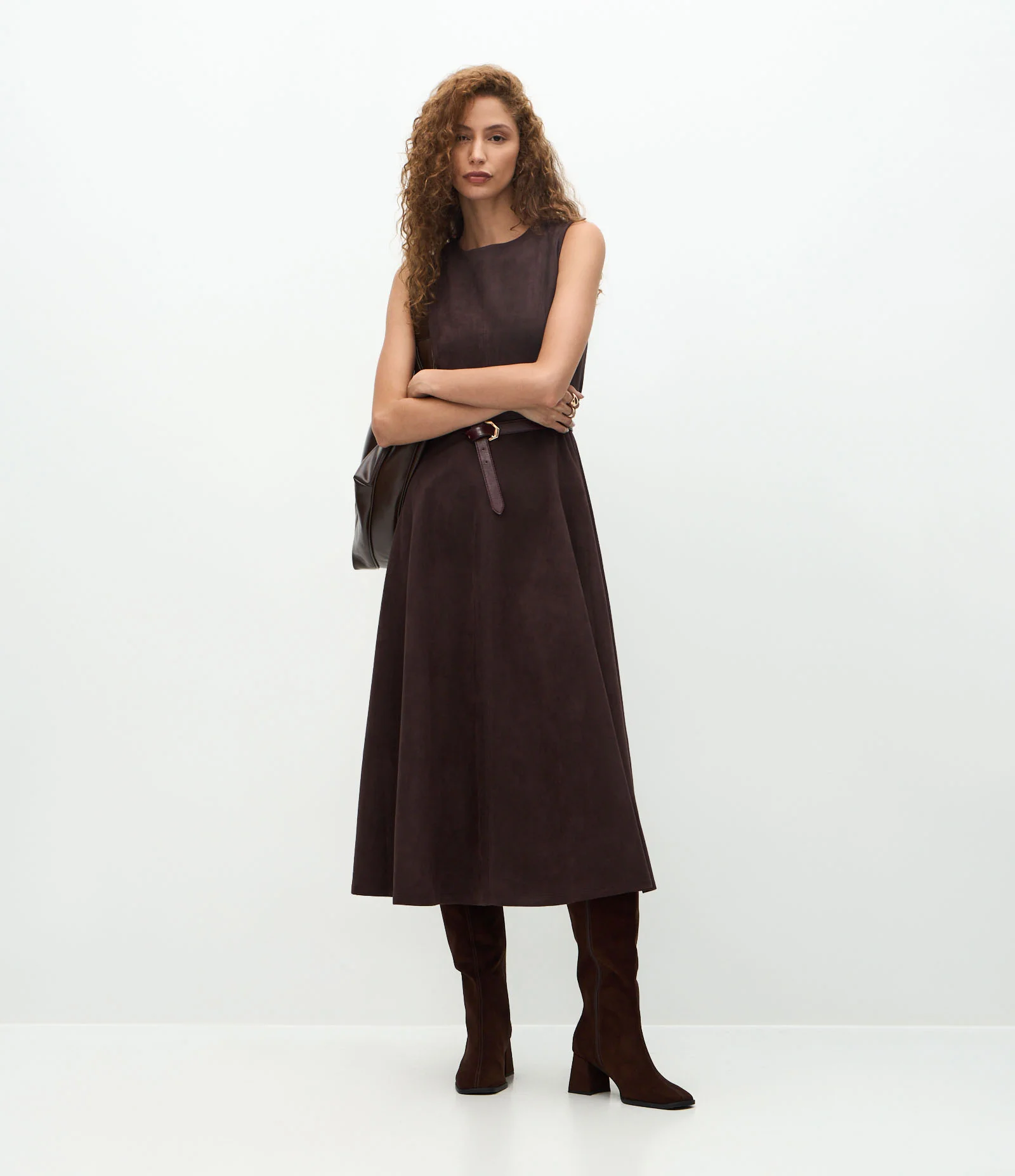 Vestido Long Midi Estruturado em Suede com Recortes Marrom 2