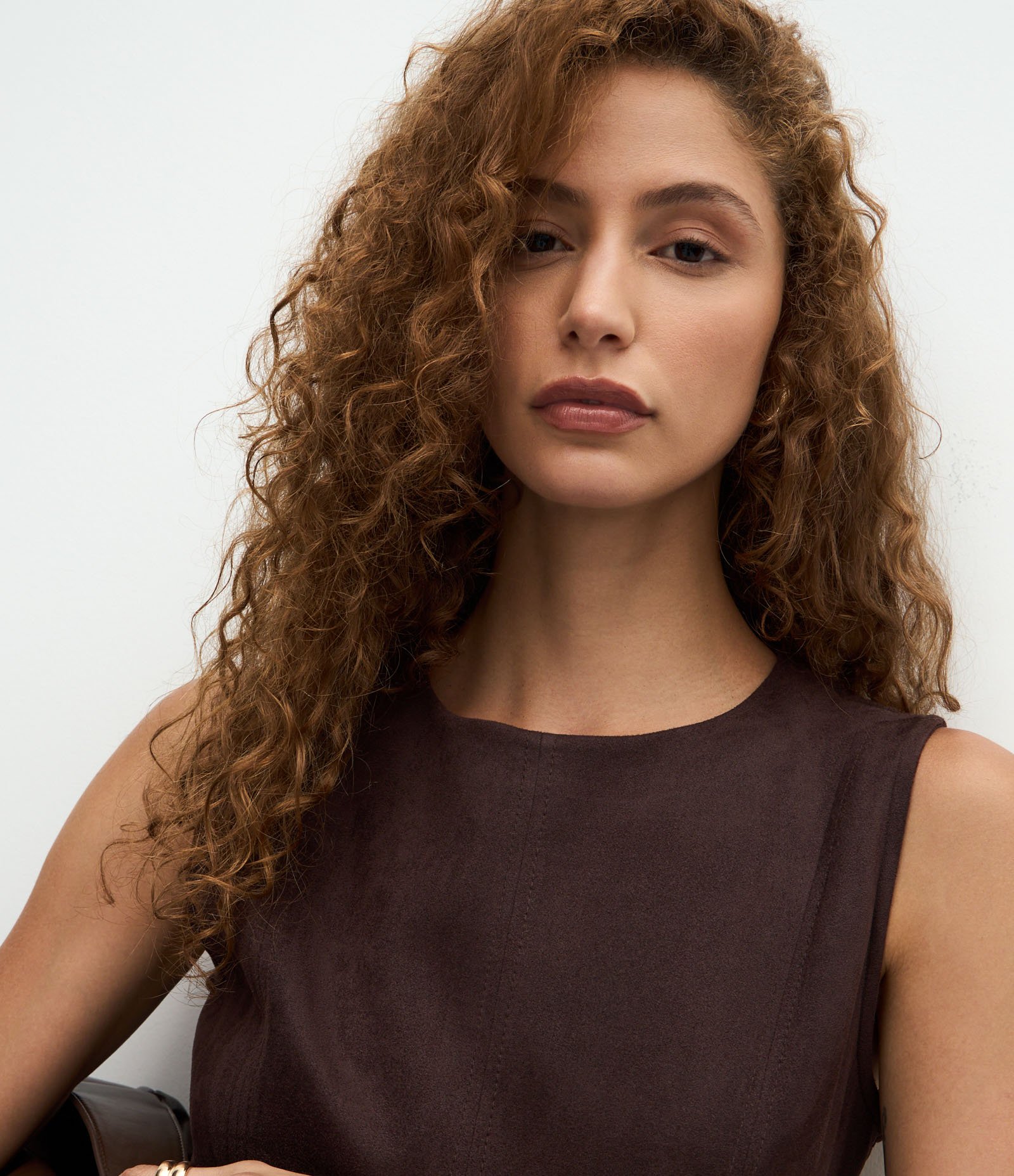 Vestido Long Midi Estruturado em Suede com Recortes Marrom 3