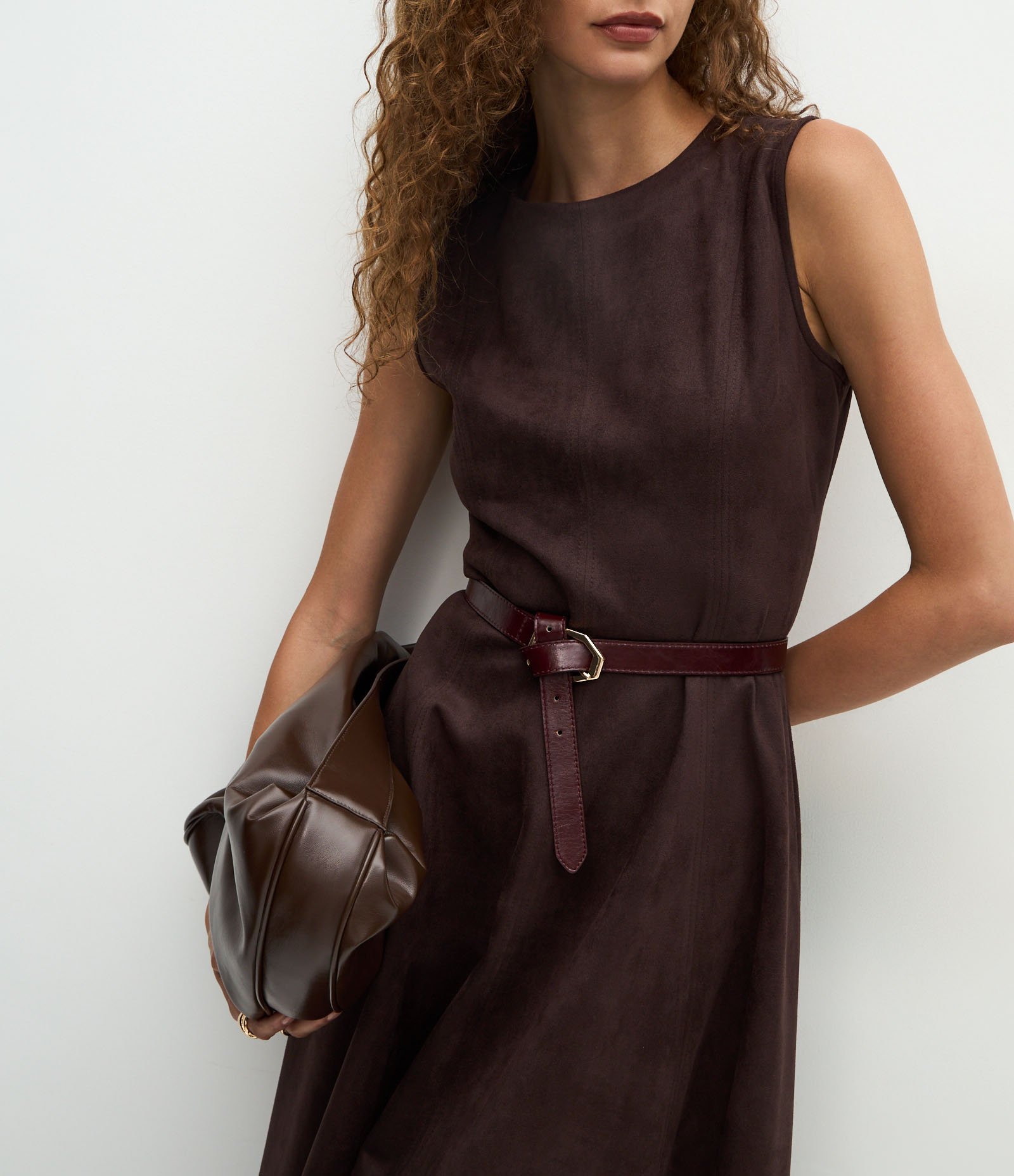 Vestido Long Midi Estruturado em Suede com Recortes Marrom 4