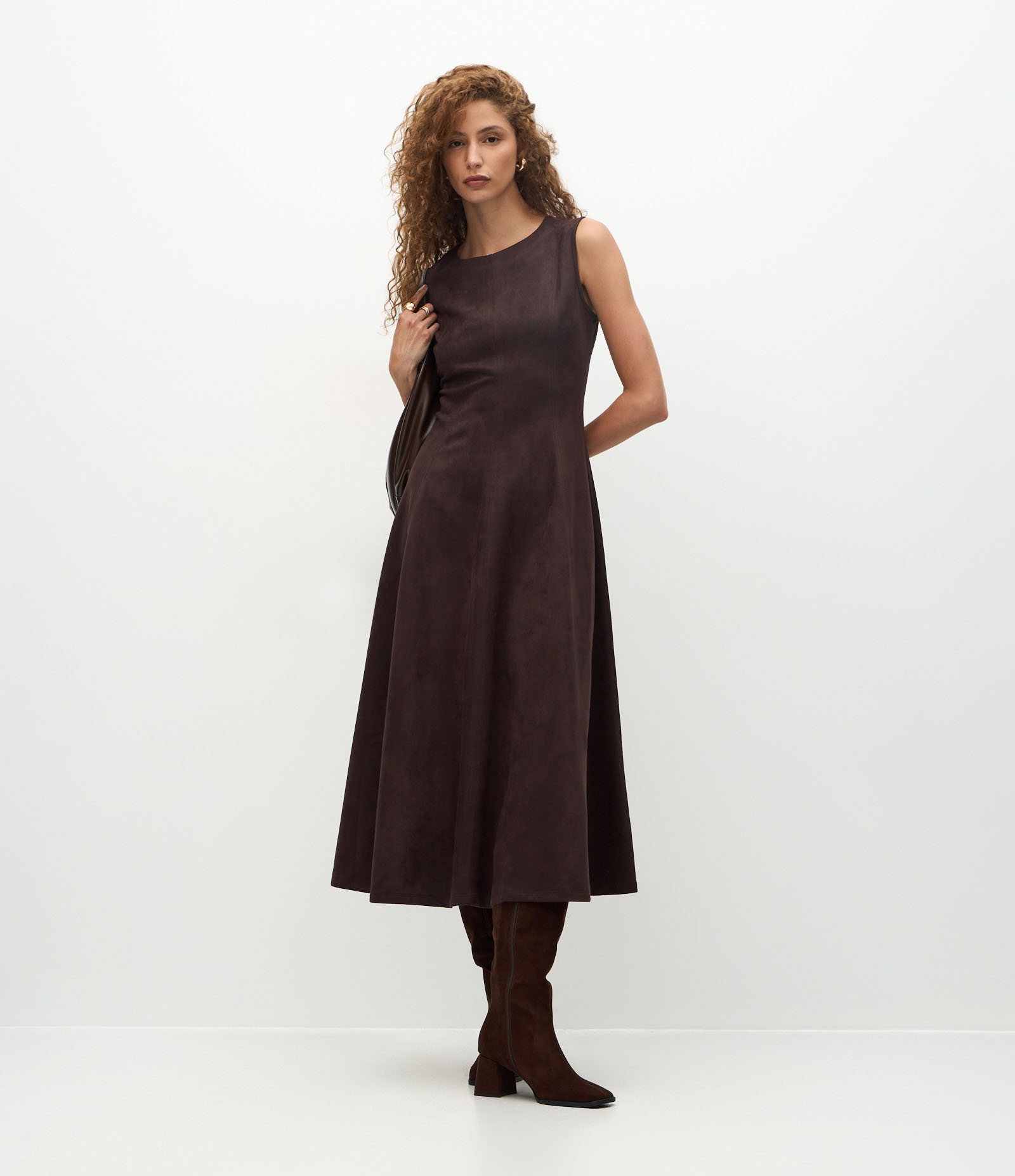 Vestido Long Midi Estruturado em Suede com Recortes Marrom 5