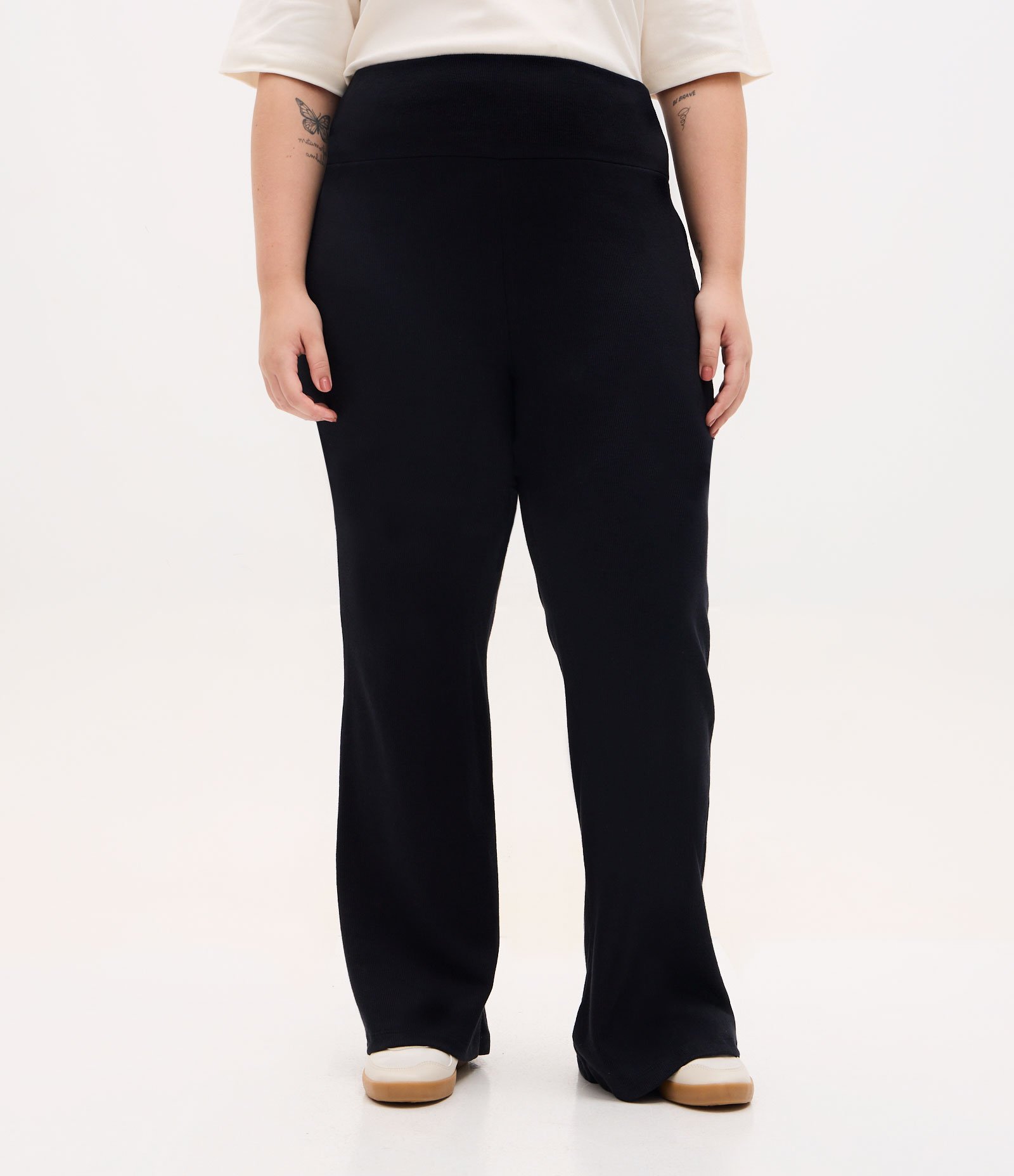 Calça Flare Canelada em Ribana com Cós Alto Curve e Plus Size Preto 2