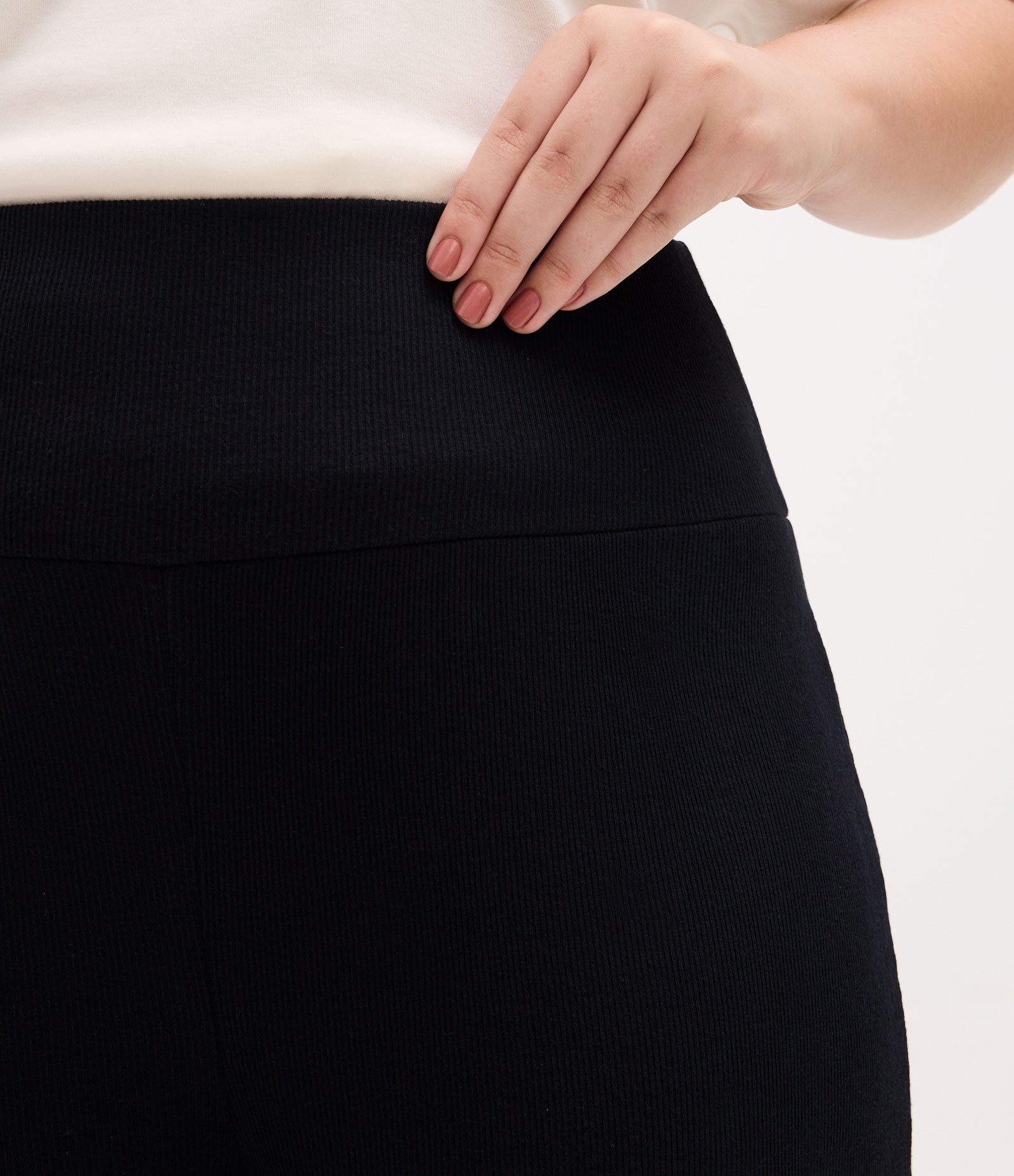 Calça Flare Canelada em Ribana com Cós Alto Curve e Plus Size Preto 3