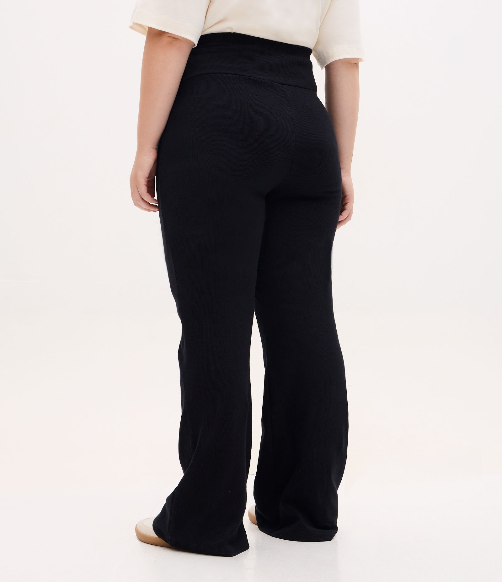 Calça Flare Canelada em Ribana com Cós Alto Curve e Plus Size Preto 4